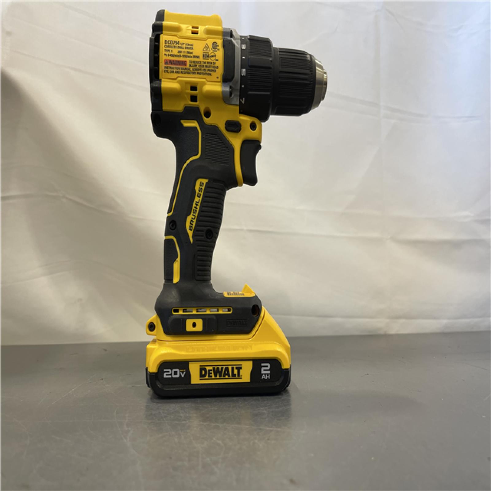AS-IS -DEWALT ATOMIC COMPACT SERIES 20V MAX* Brushless Cordless 1/2 Drill/Driver Kit