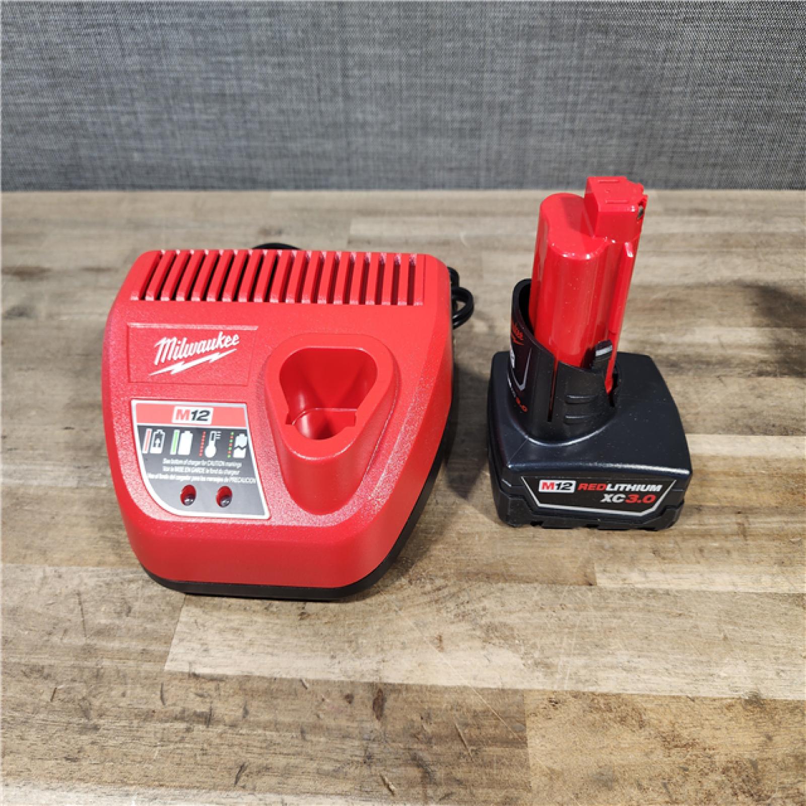 HOUSTON LOCATION - AS-IS Milwaukee Green 125 Ft. Cross Line and Plumb Points Laser Level Kit