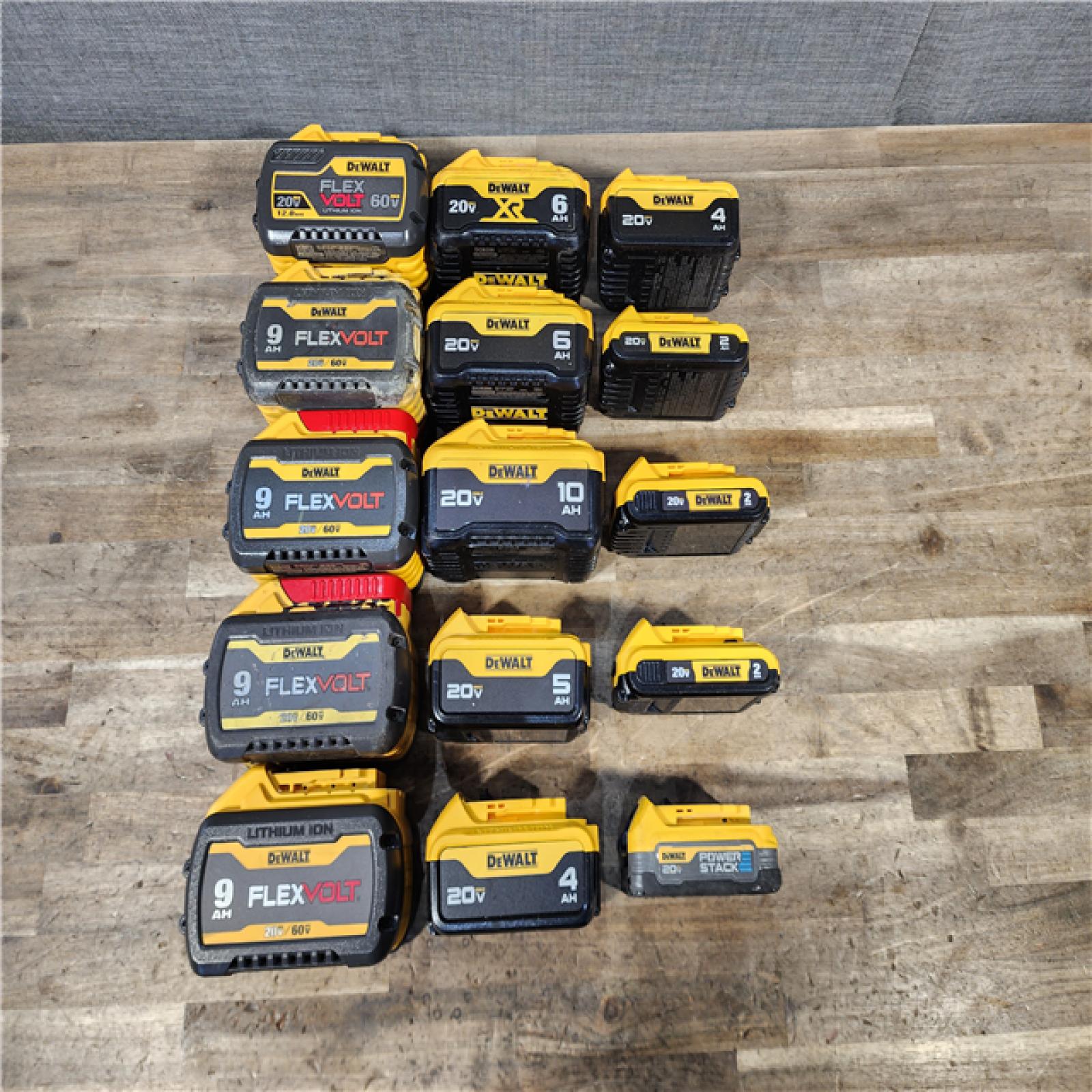 HOUSTON LOCATION - AS-IS DEWALT BATTERY PACK QTY - 15