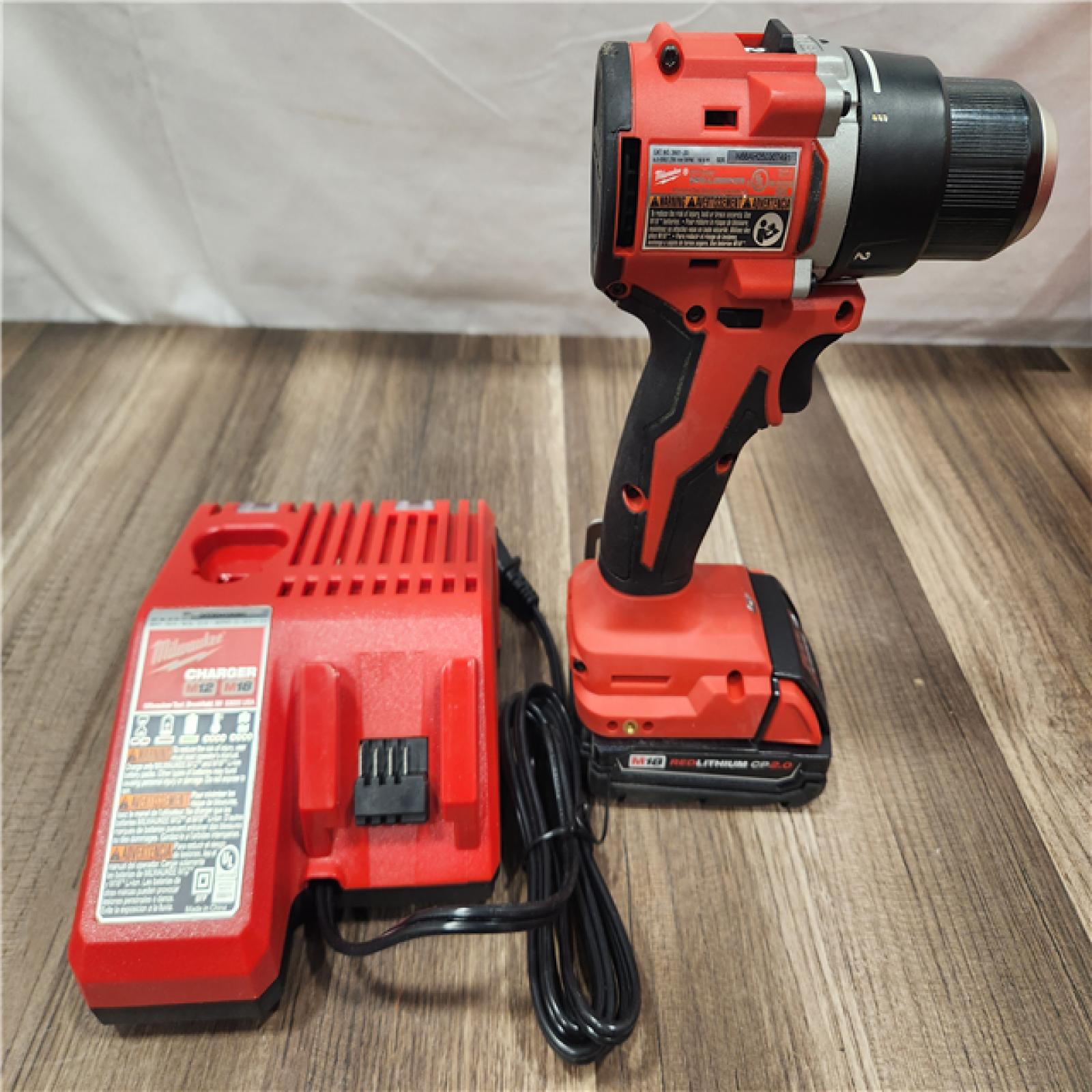 AS-IS- Milwaukee M18 18V Drill/Driver Kit