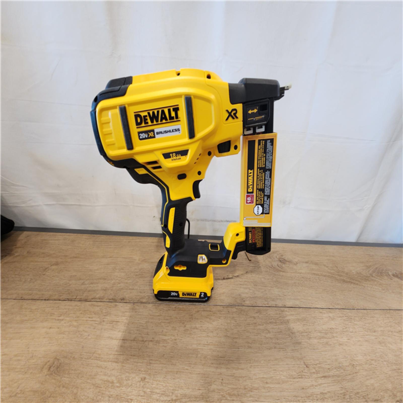 AS-IS- DEWALT DCN681D1 20V 18Ga Stapler Kit