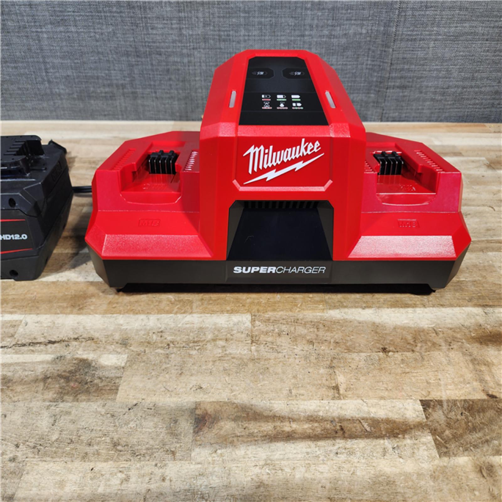 HOUSTON LOCATION - AS - IS Milwaukee M18 18V Dual Bay Simultaneous Super Charger W/ (2) BATTERIES