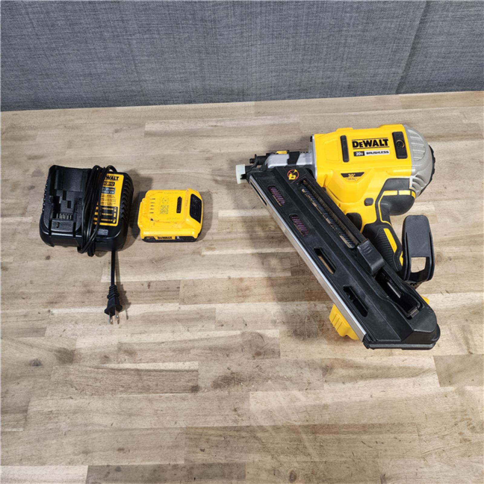HOUSTON LOCATION - AS-IS DeWalt FRAMING NAILER 30° FRAMING NAILER (DCN692) W/ BATTERY & CHARGER