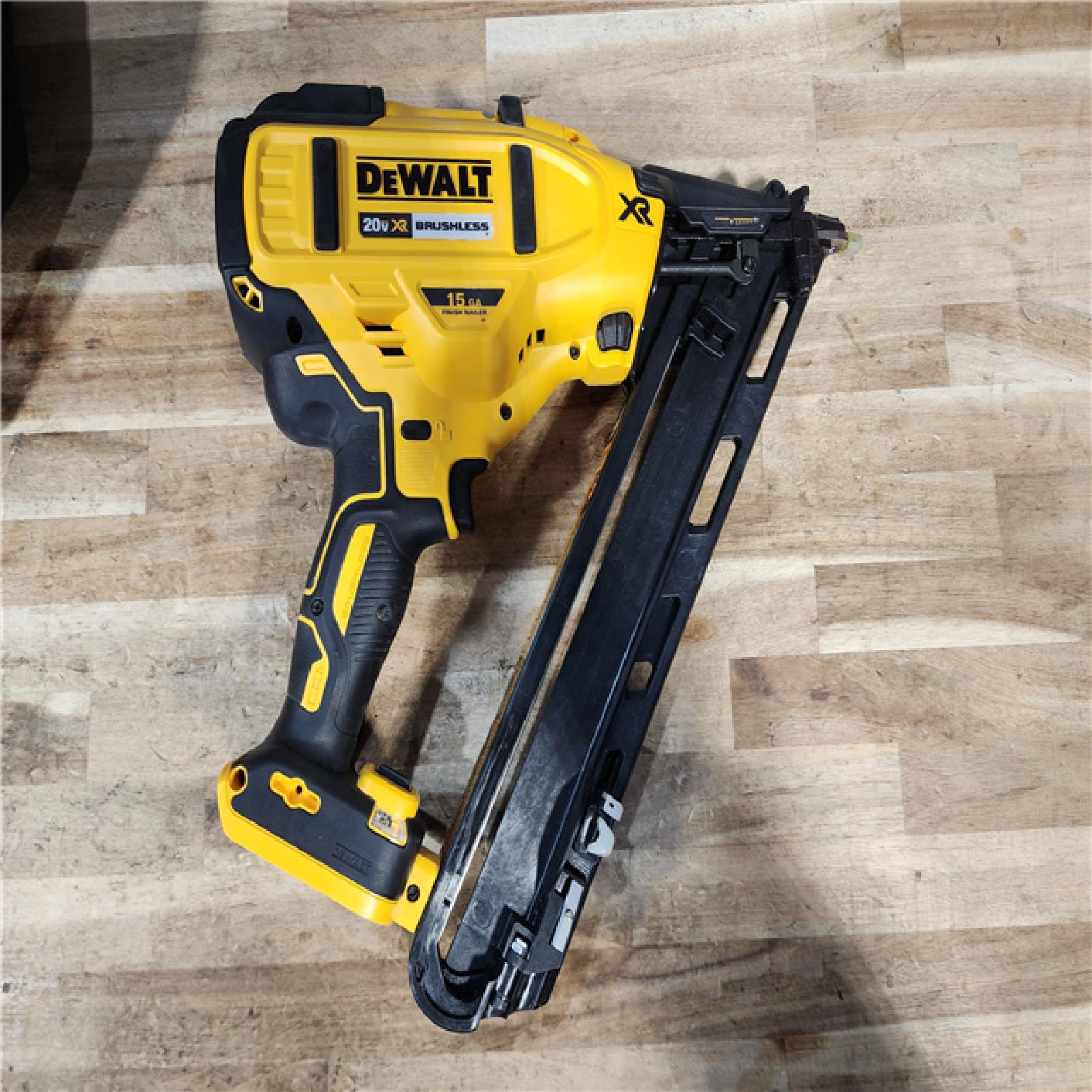 HOUSTON LOCATION - AS-IS DEWALT 20V MAX XR Lithium-Ion Cordless 2-1/2 in. 15-Gauge Finish Nailer Kit