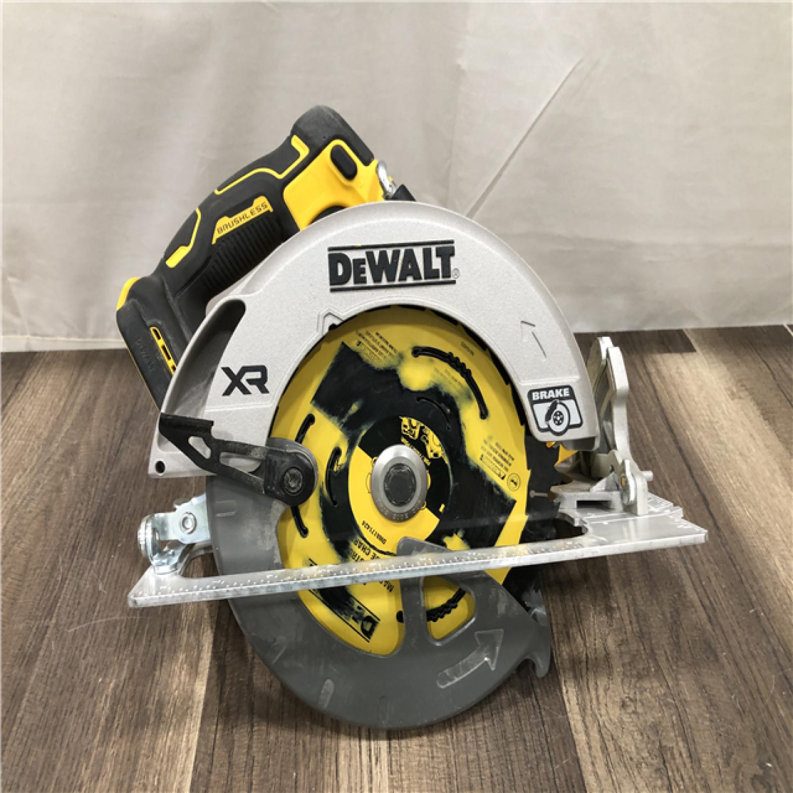 AS-IS DEWALT 20-Volt MAX 7-1/4 in. Cordless Circular Saw (Tool Only)