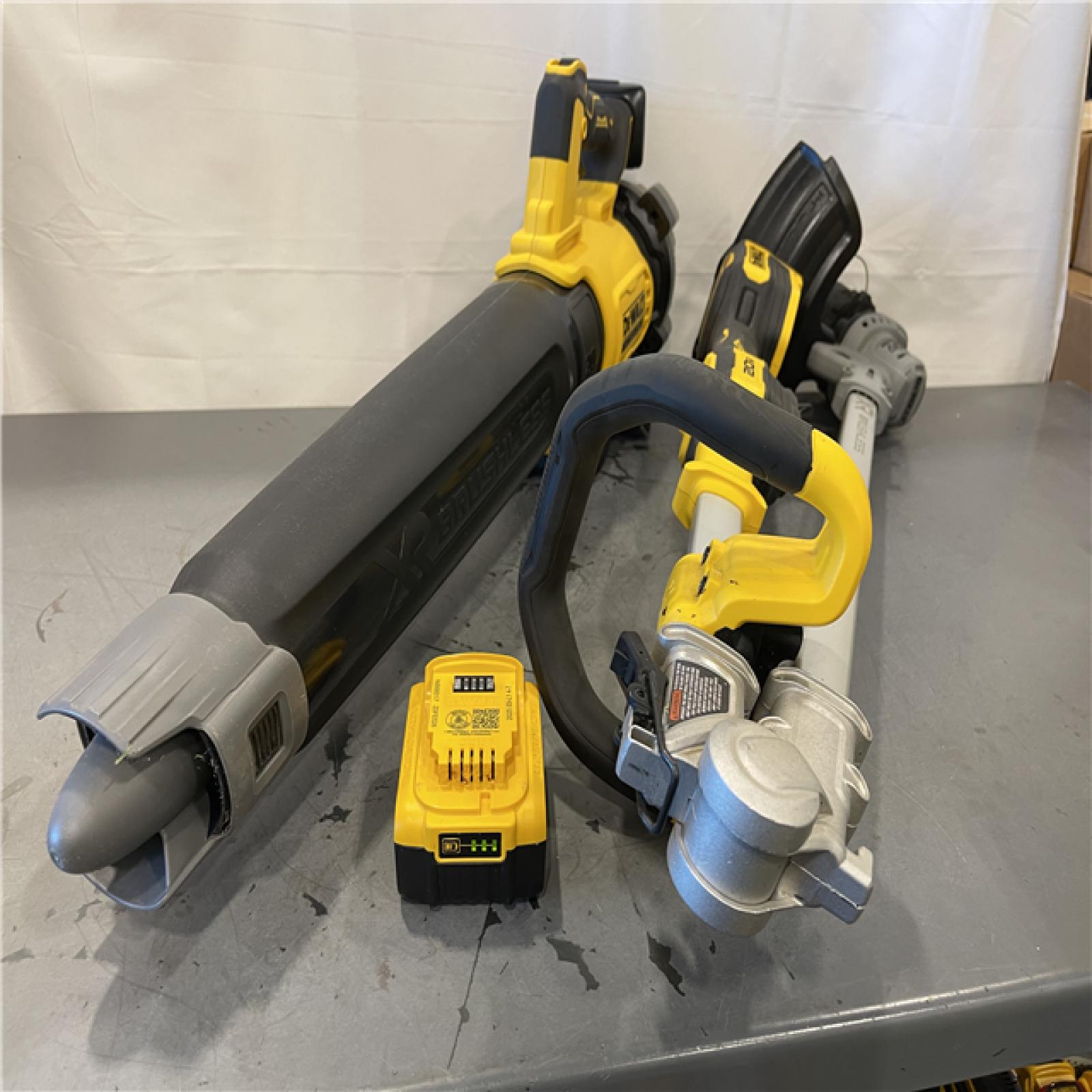 AS-IS - DEWALT 20V MAX Cordless Battery Powered String Trimmer & Blower Combo Kit