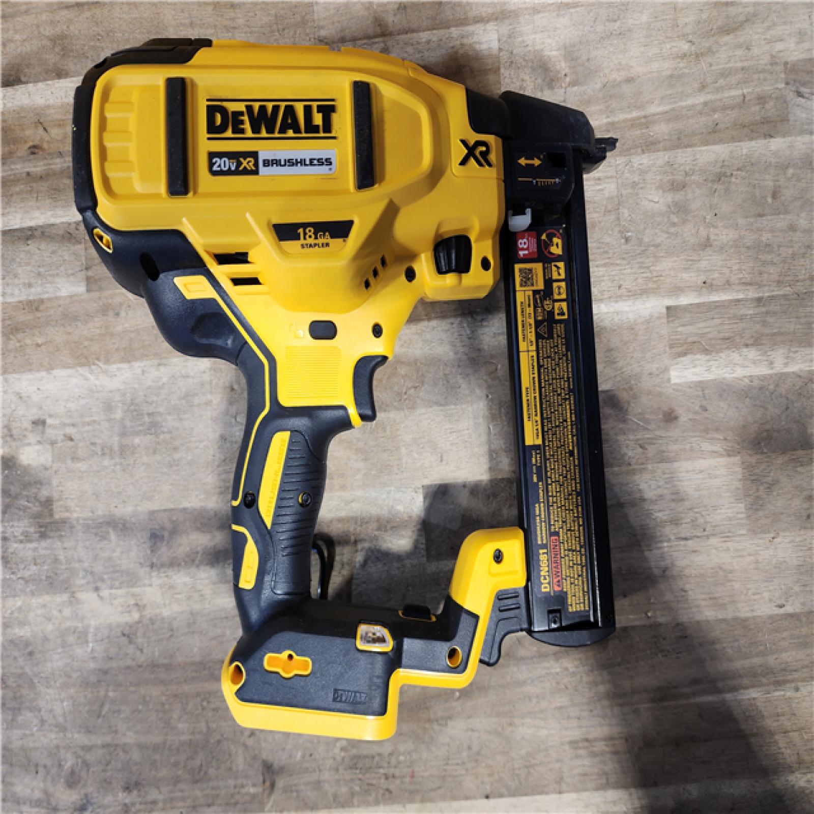 HOUSTON LOCATION - AS-IS DeWALT DCN681D1 20V MAX 18ga Cordless Brushless Narrow Crown Stapler Kit w/ BATTERY & CHARGER