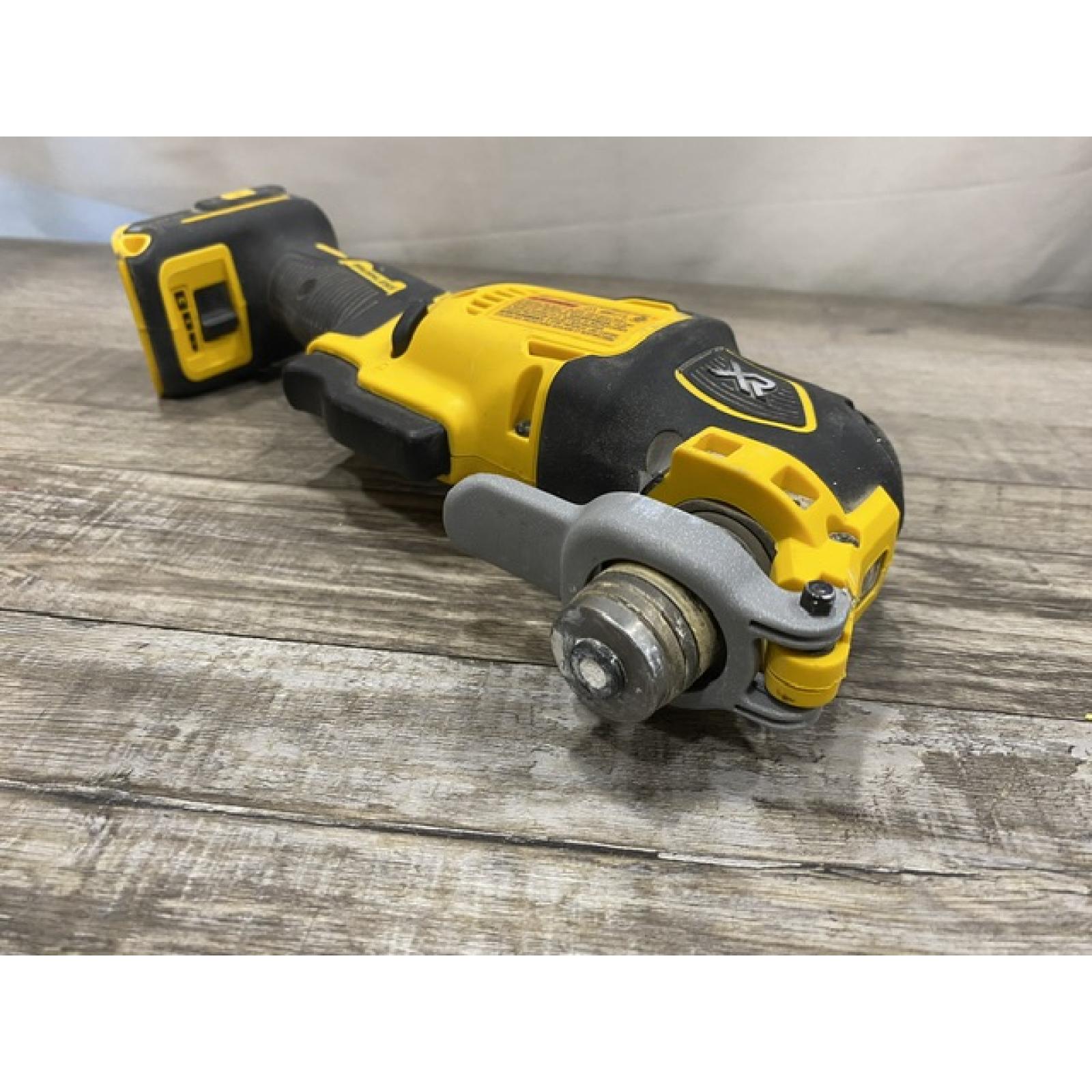 AS-IS DEWALT 20V MAX XR Cordless Brushless 3-Speed Oscillating Multi Tool Kit