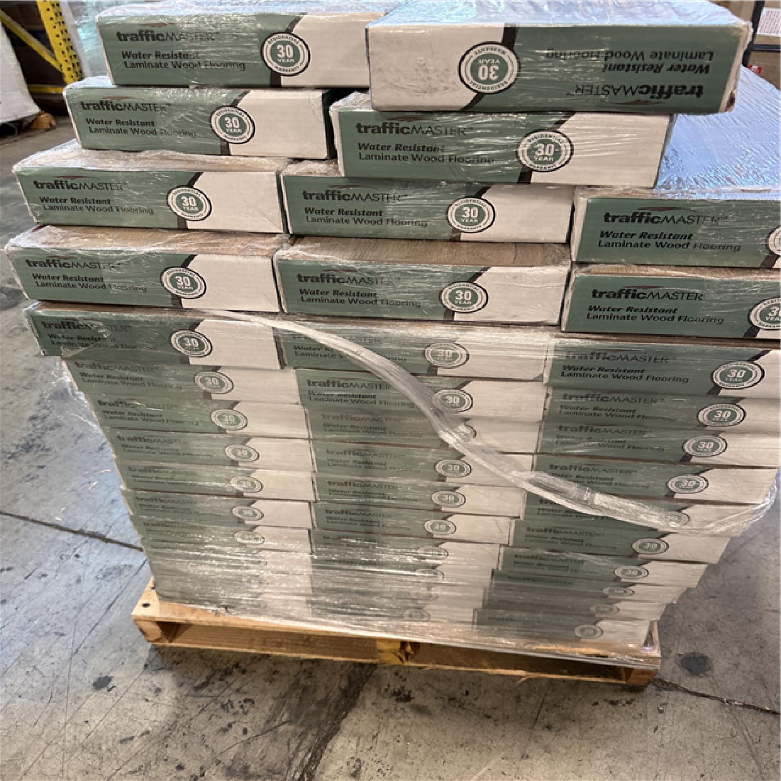 California AS-IS TrafficMaster Laminate Wood Flooring, Kettle Keep Oak (40 Pieces)