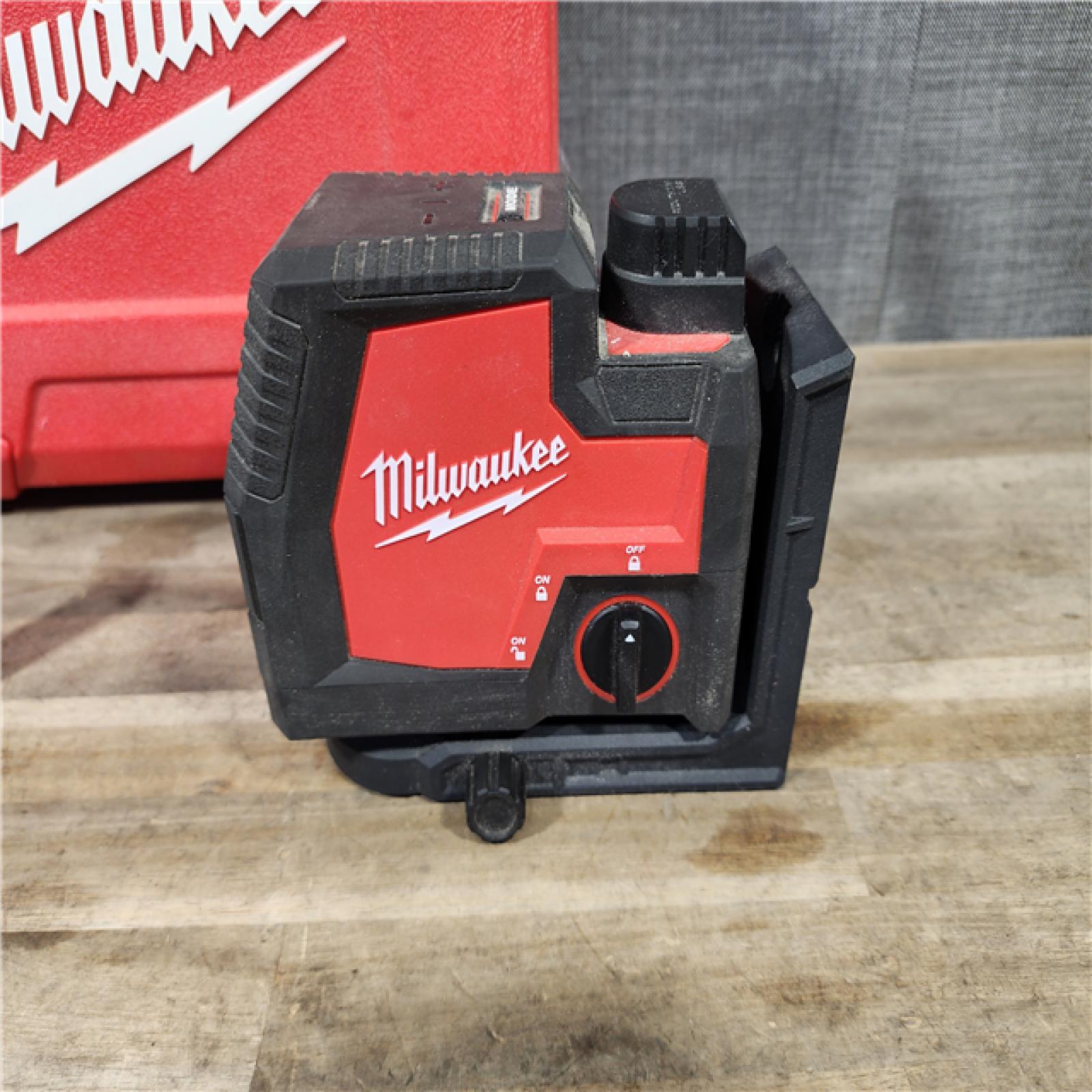 HOUSTON LOCATION - AS-IS MILWAUKEE 100 Ft. REDLITHIUM Lithium-Ion USB Green Rechargeable Cross Line Laser Level