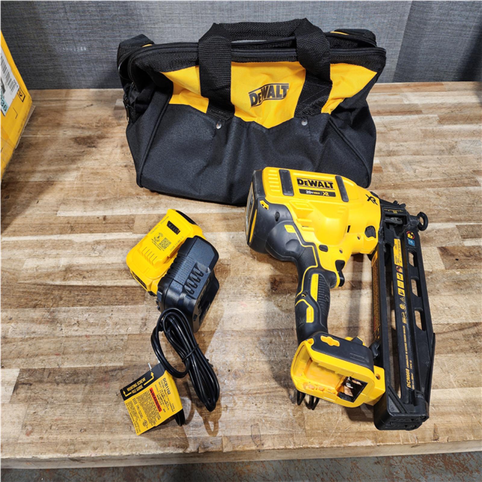 Houston Location AS-IS DEWALT 20V MAX XR 16-Gauge Electric Cordless Angled Finishing Nailer Kit