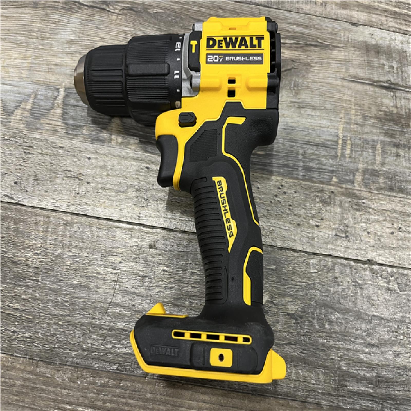 LIKE NEW - DEWALT ATOMIC 20V Cordless 1/2 in. Compact Hammer Drill Kit
