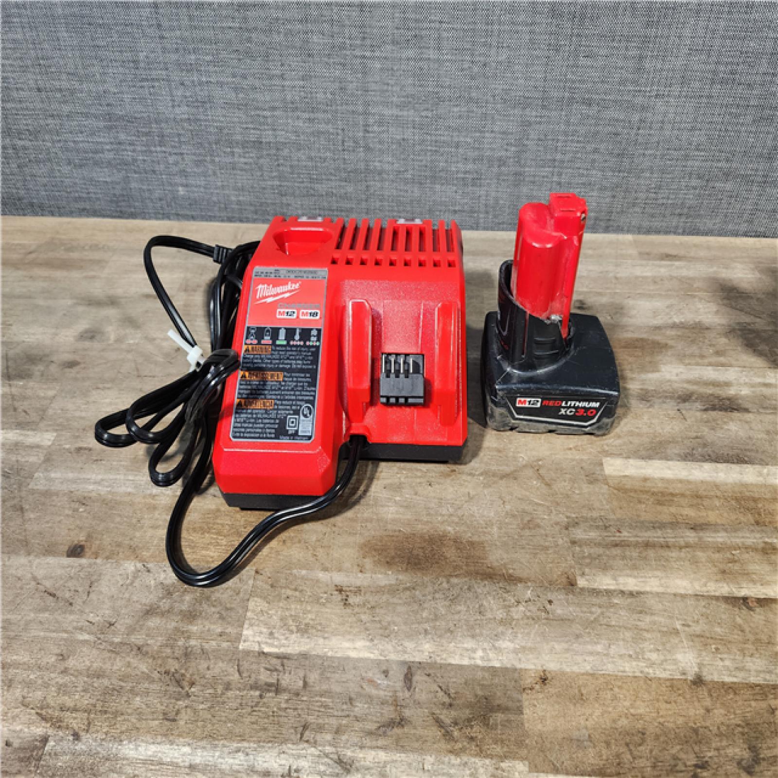 HOUSTON LOCATION - AS-IS Milwaukee Green 125 Ft. Cross Line and Plumb Points Laser Level Kit