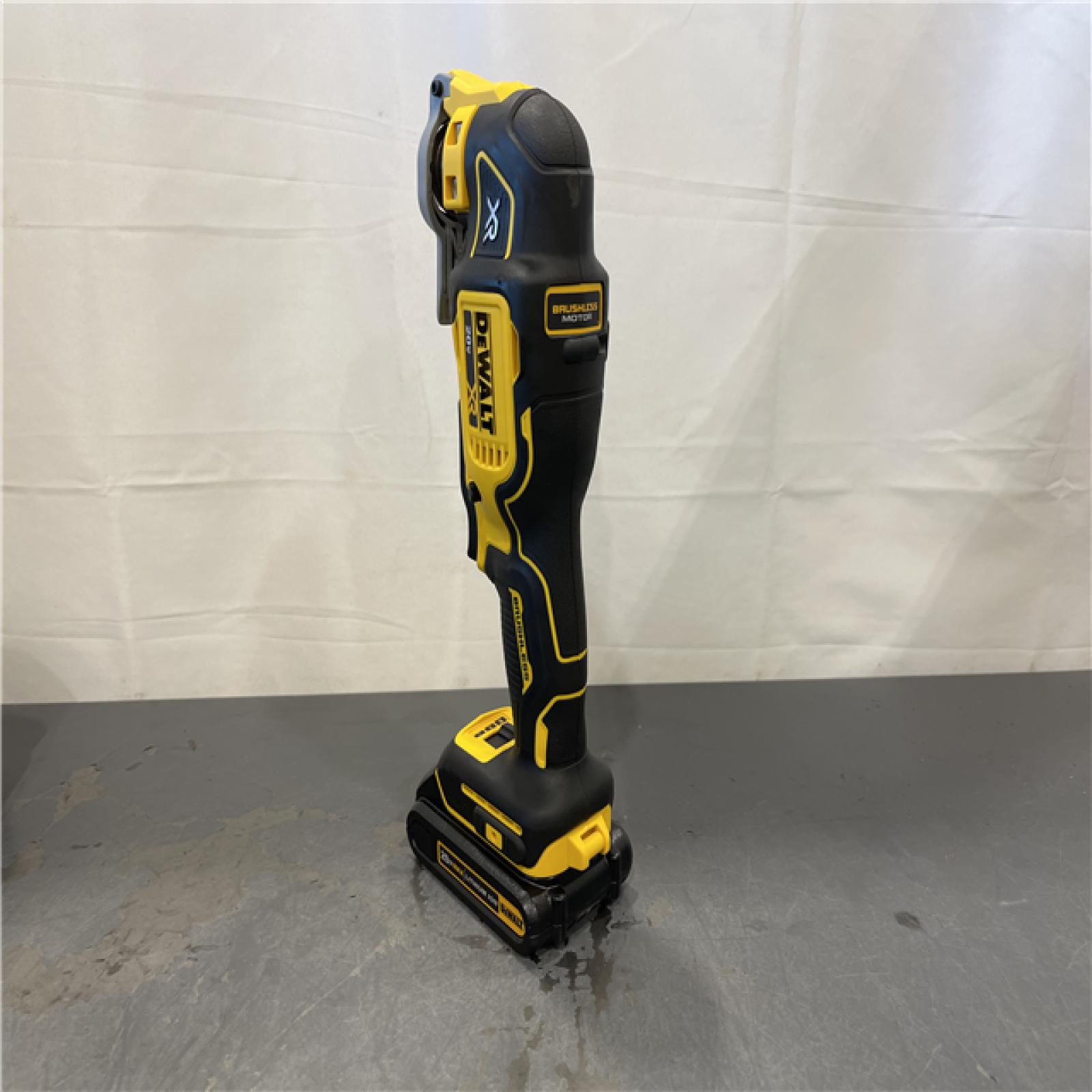 AS-IS - DEWALT 20V MAX XR Cordless Brushless 3-Speed Oscillating Multi Tool Kit