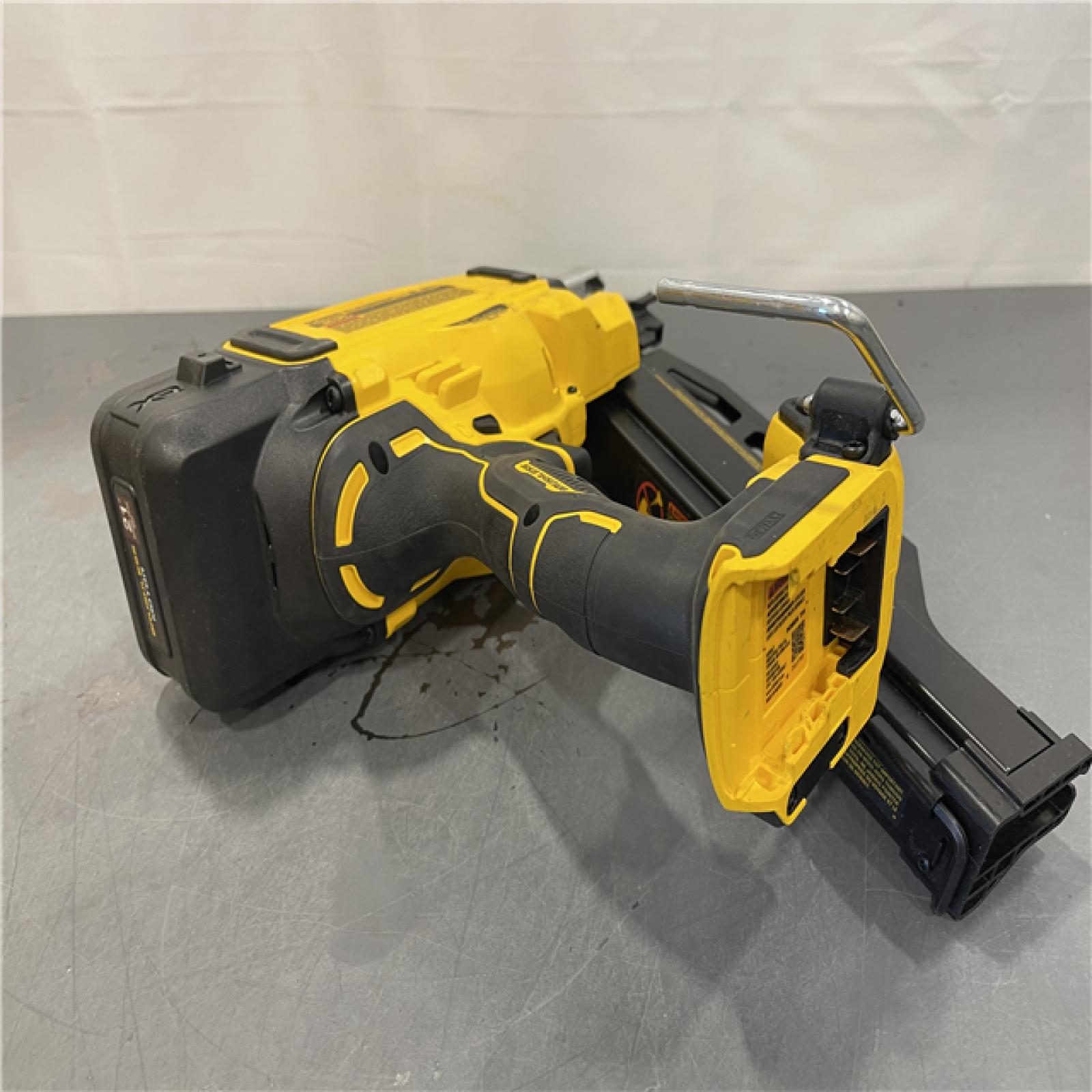 AS-IS - DEWALT 20-Volt 21° Cordless Framing Nailer