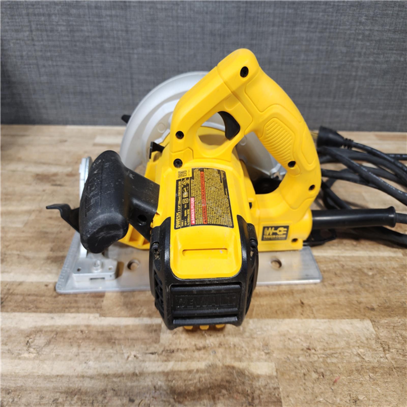 HOUSTON LOCATION - AS - IS DEWALT 15 Amp Corded 7-1/4 in. Lightweight Circular Saw