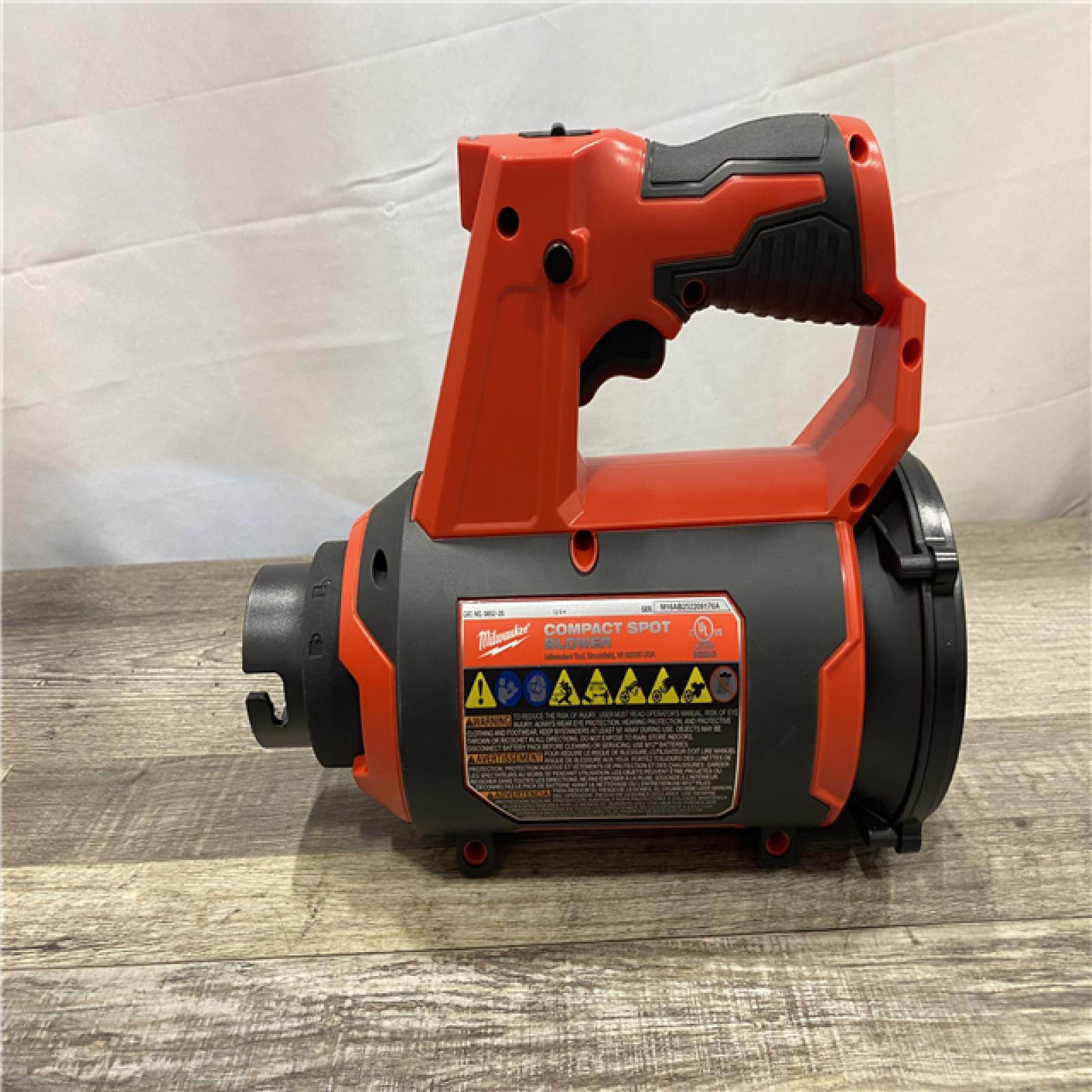 AS-IS Milwaukee 12V Lithium-Ion Cordless Compact Spot Blower (Tool-Only)