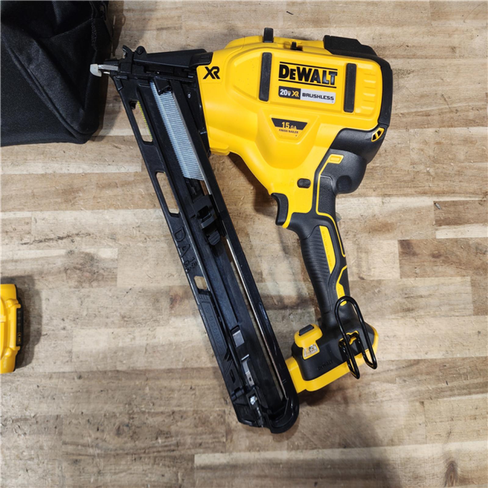 HOUSTON LOCATION - AS - IS DEWALT 20V MAX XR Lithium-Ion Cordless 2-1/2 in. 15-Gauge Finish Nailer Kit