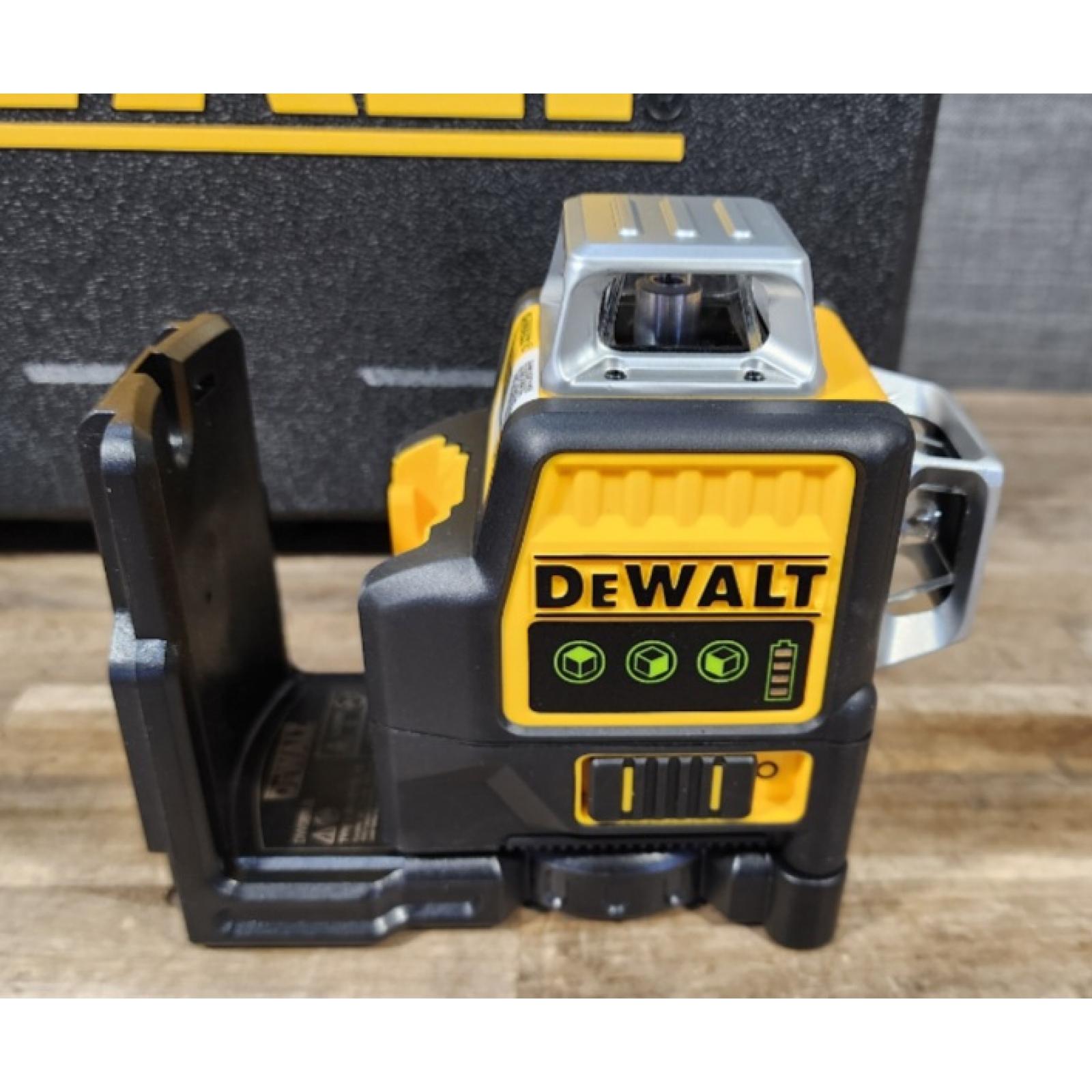 HOUSTON LOCATION - AS-IS (APPEARS LIKE NEW) DeWalt 12V MAX Lithium-Ion 100 Ft. Green Self-Leveling 3-Beam 360 Degree Laser Level with 2.0Ah Battery  Charger and Case