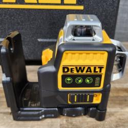 HOUSTON LOCATION - AS-IS (APPEARS LIKE NEW) DeWalt 12V MAX Lithium-Ion 100 Ft. Green Self-Leveling 3-Beam 360 Degree Laser Level with 2.0Ah Battery  Charger and Case