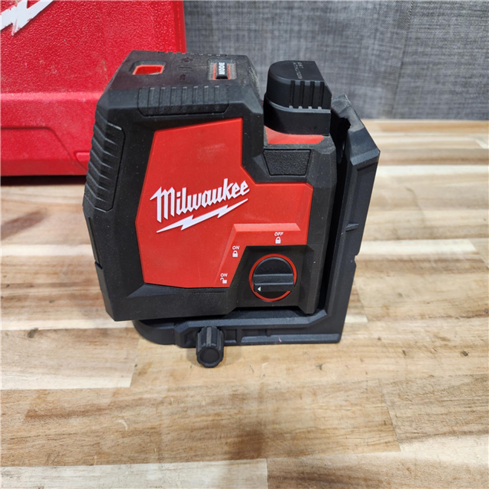 HOUSTON LOCATION - AS-IS (APPEARS LIKE NEW) Milwaukee Green 100 ft. Cross Line and Plumb Points Rechargeable Laser Level Kit
