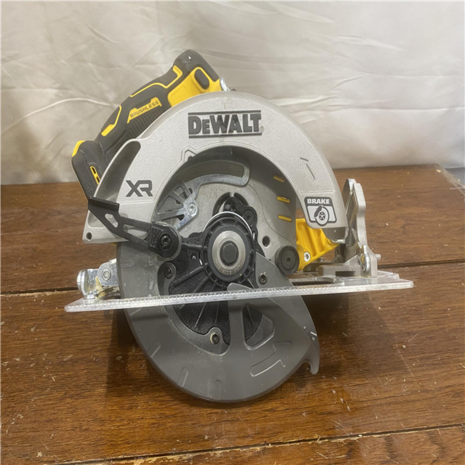 AS-IS DEWALT 20-Volt MAX 7-1/4 in. Cordless Circular Saw (Tool Only)