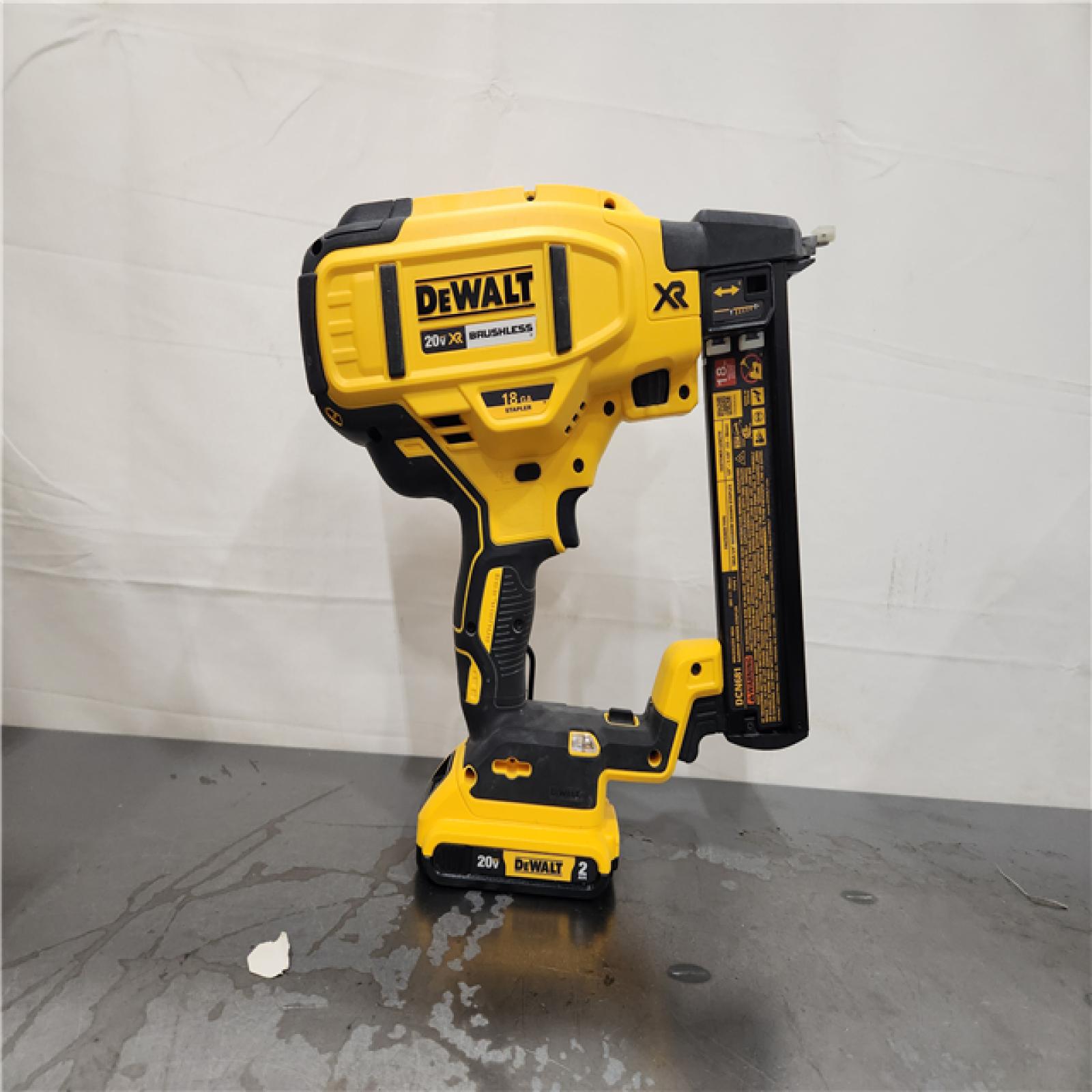 AS-IS- DEWALT DCN681D1 20V 18Ga Stapler Kit