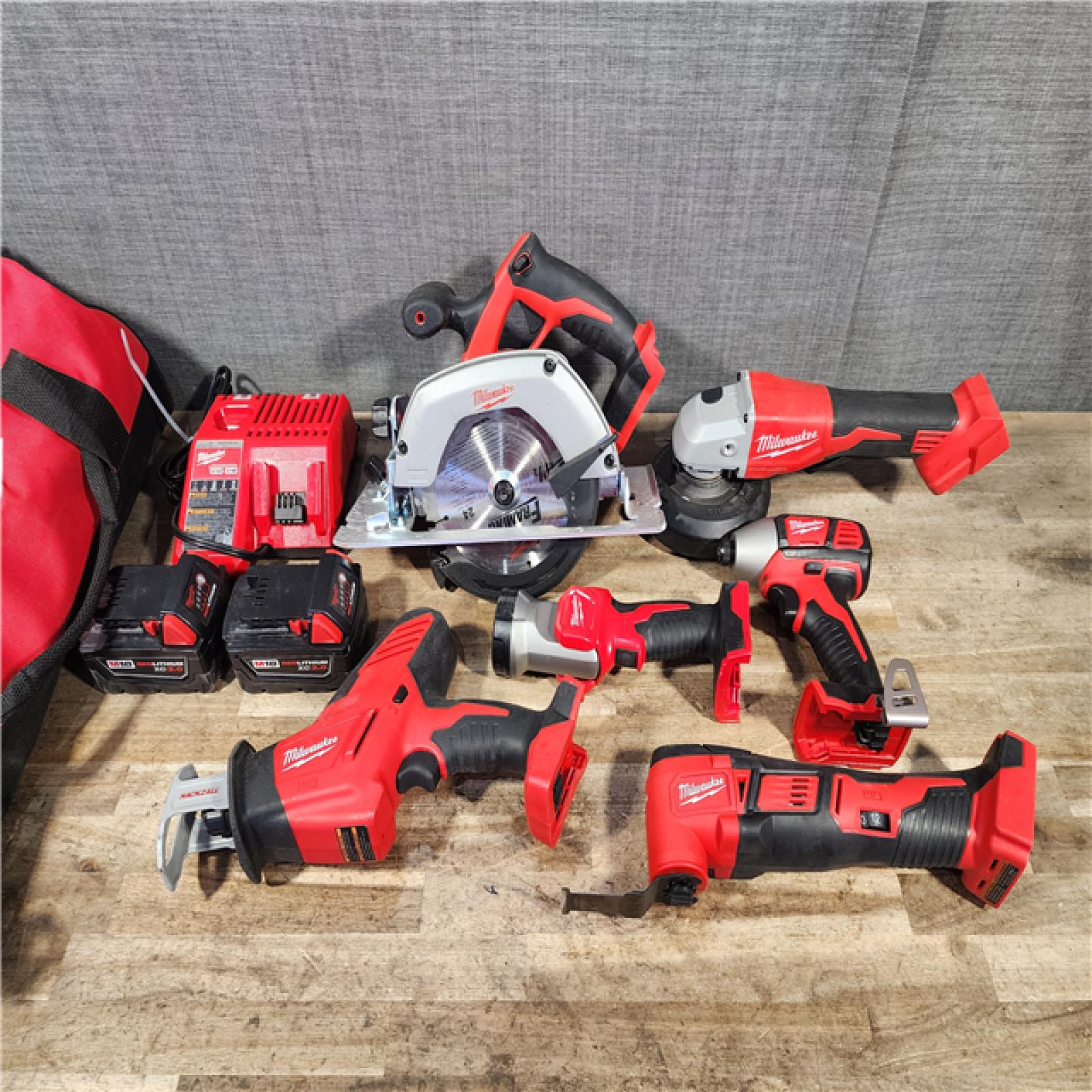HOUSTON LOCATION - AS-IS MILWAUKEE 6 TOOL COMBO KIT W/ (2) BATTERY & CHARGER