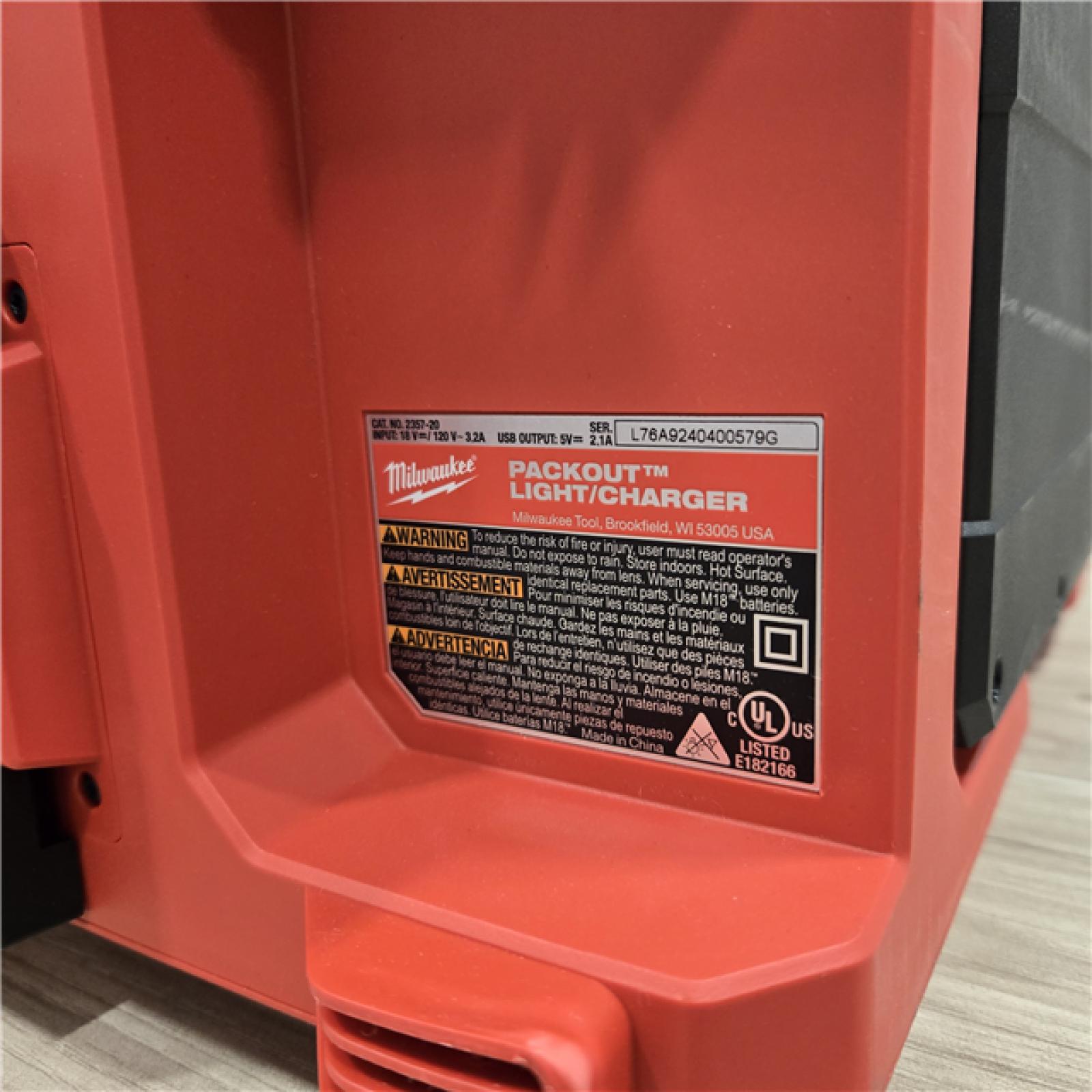 GOOD! - Milwaukee M18 PACKOUT Light/Charger