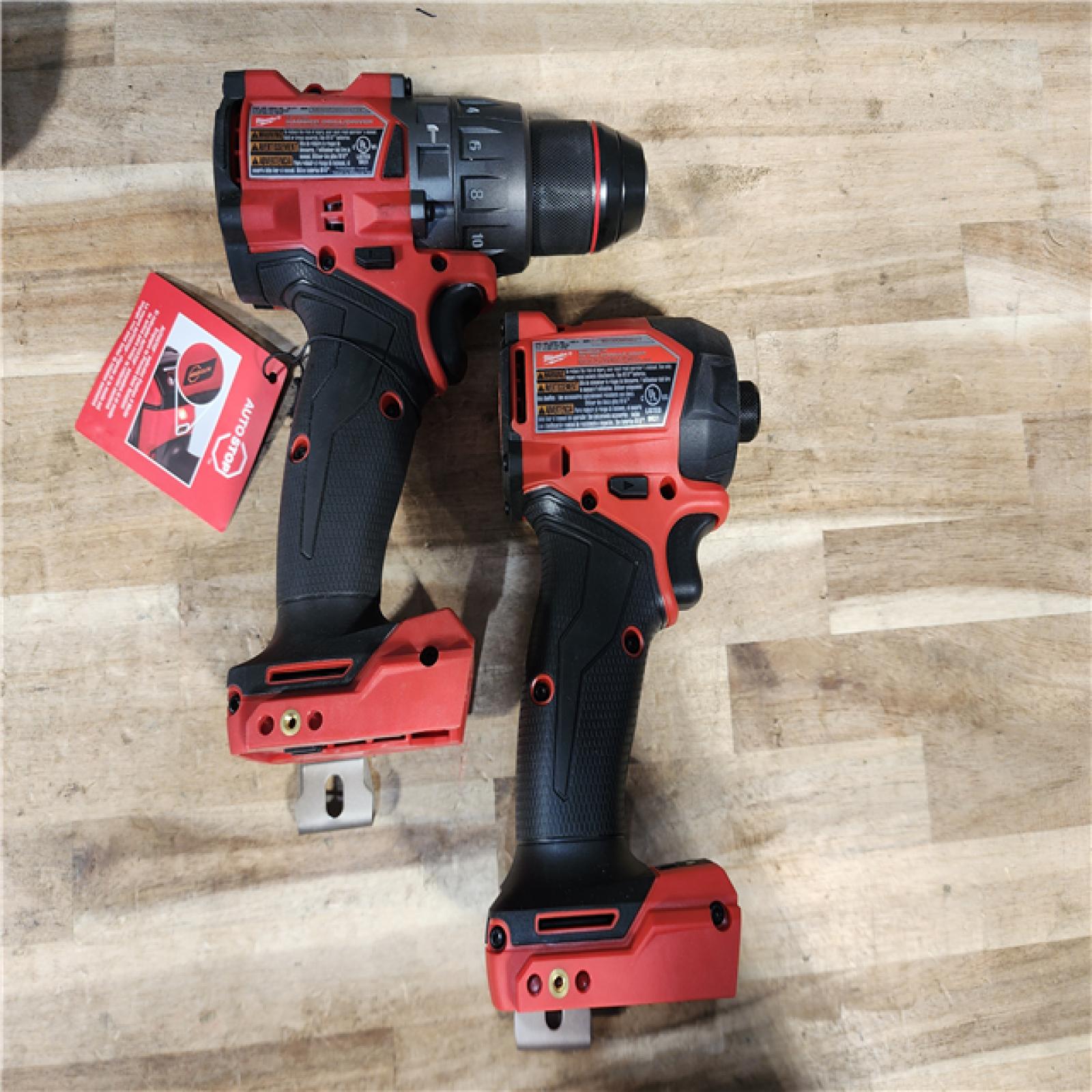 HOUSTON LOCATION - AS-IS MILWAUKEE 2 TOOL COMBO KIT W/ (2) BATTERY & CHARGER