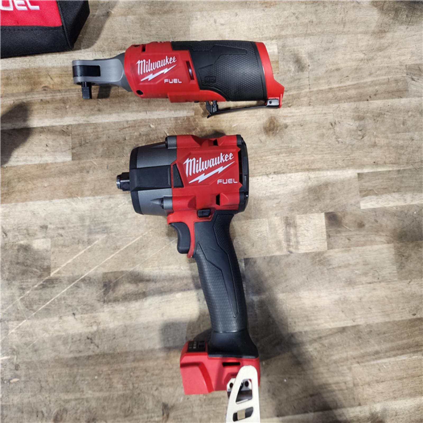 HOUSTON LOCATION - AS-IS MILWAUKEE 2 TOOL COMBO KIT W/ (2) BATTERY & CHARGER
