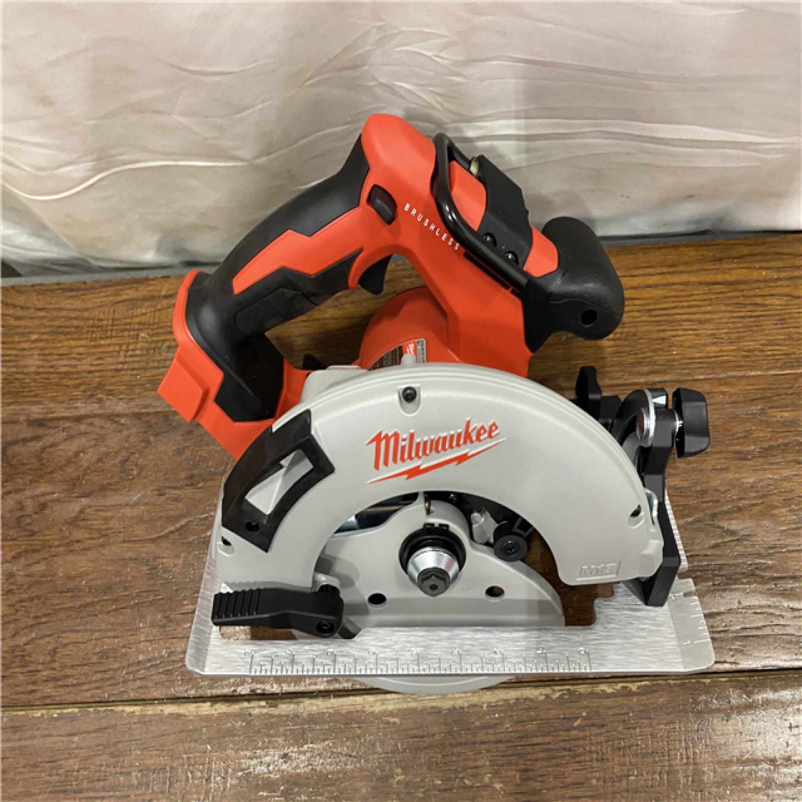 AS-IS Milwaukee 7-1/4  18V Brushless Circular Saw 2631-20 (Bare Tool)