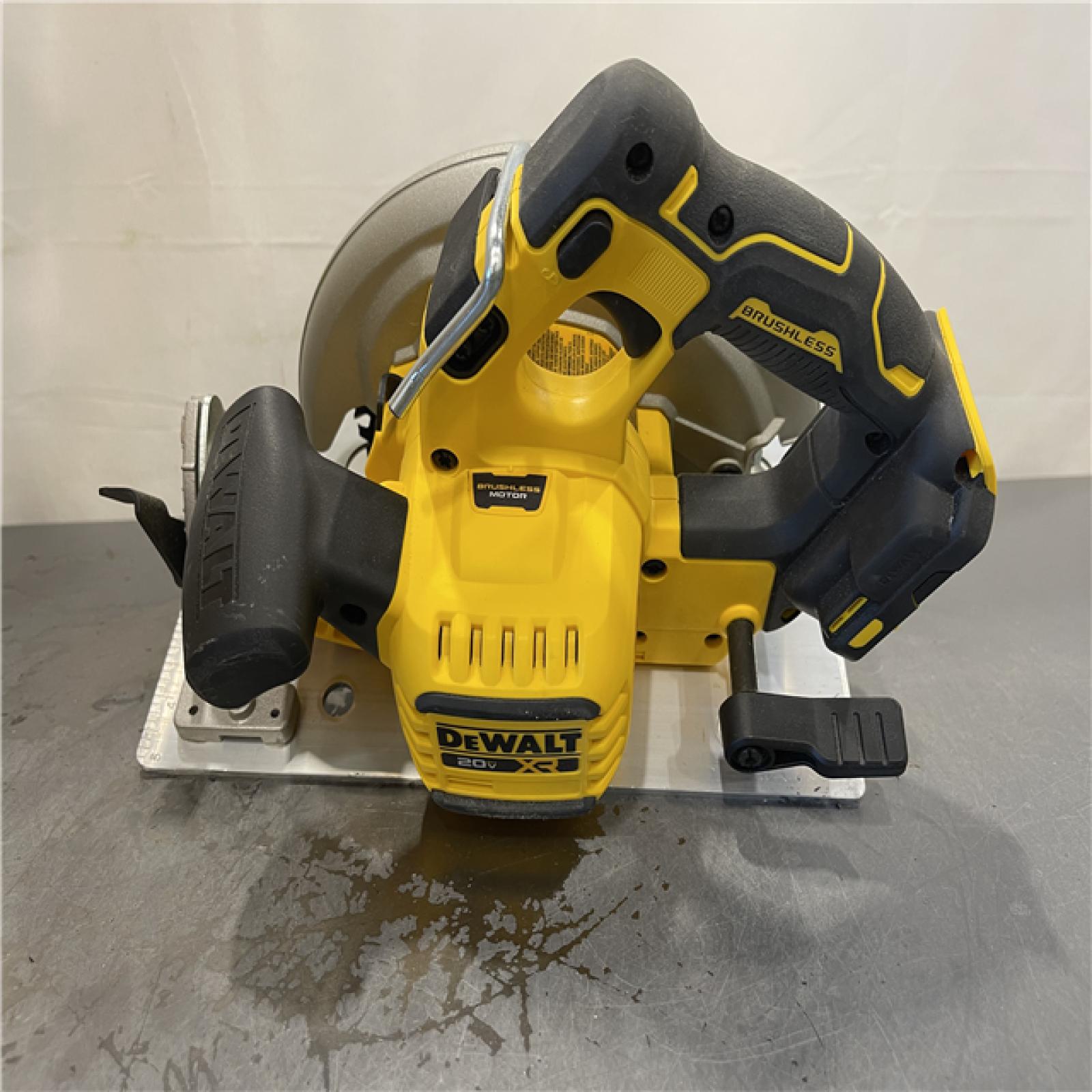AS-IS - DEWALT 20-Volt MAX 7-1/4 in. Cordless Circular Saw