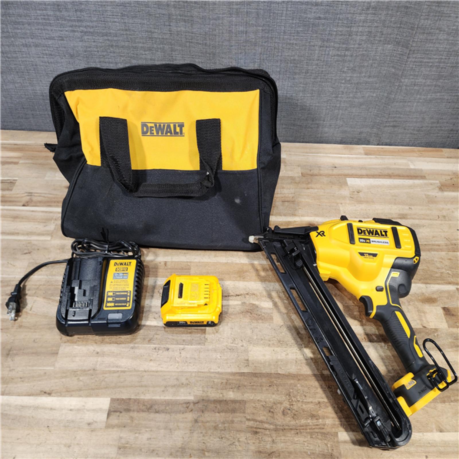HOUSTON LOCATION - AS - IS DEWALT 20V MAX XR Lithium-Ion Cordless 2-1/2 in. 15-Gauge Finish Nailer Kit