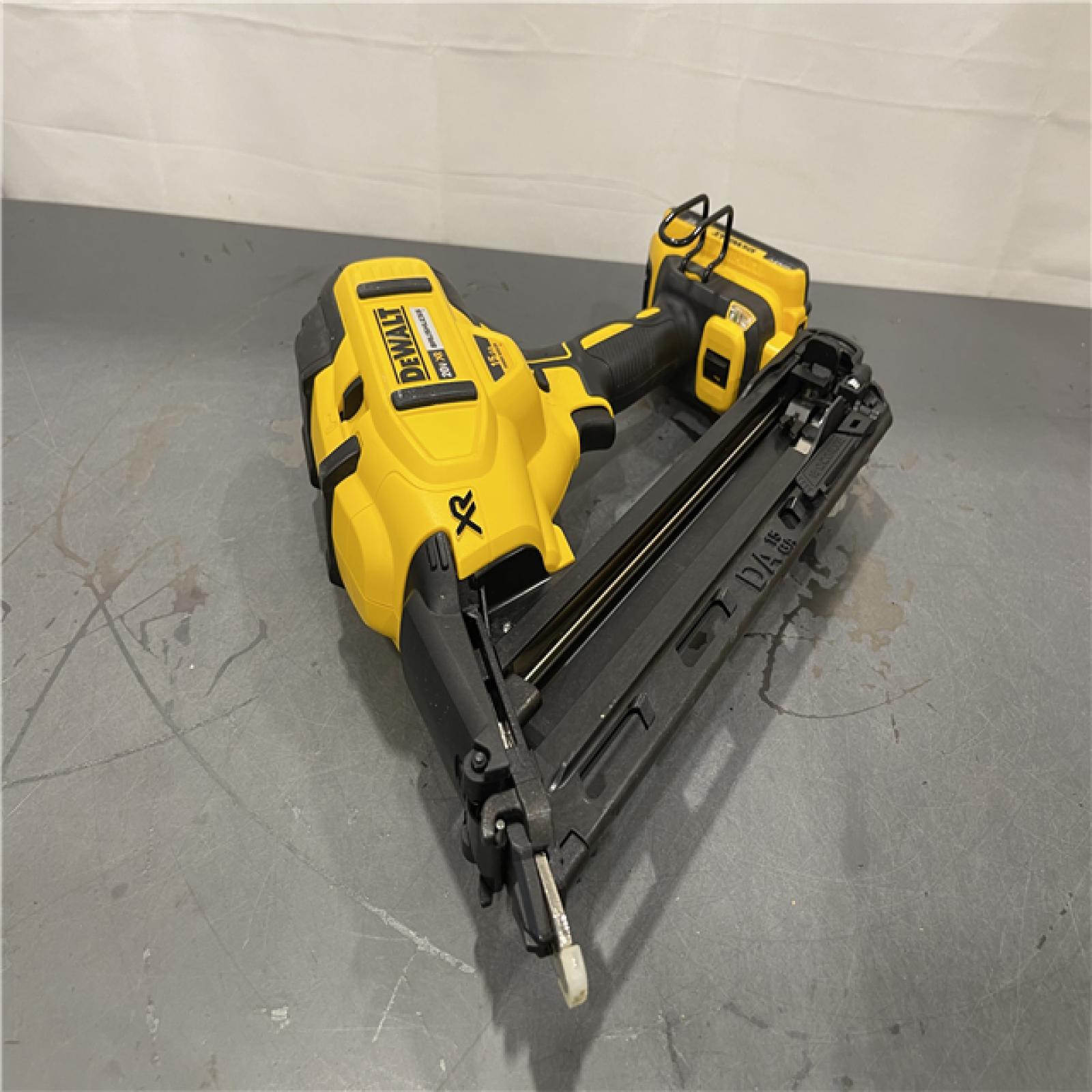 AS-IS - DeWalt 20V MAX XR Lithium-Ion Cordless 2-1/2 in. 15-Gauge Finish Nailer Kit