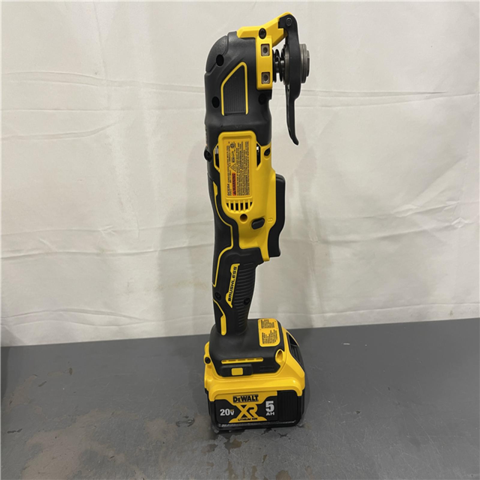 AS-IS - DeWalt ATOMIC 20V MAX Lithium-Ion Cordless Brushless Oscillating Multi Tool Kit
