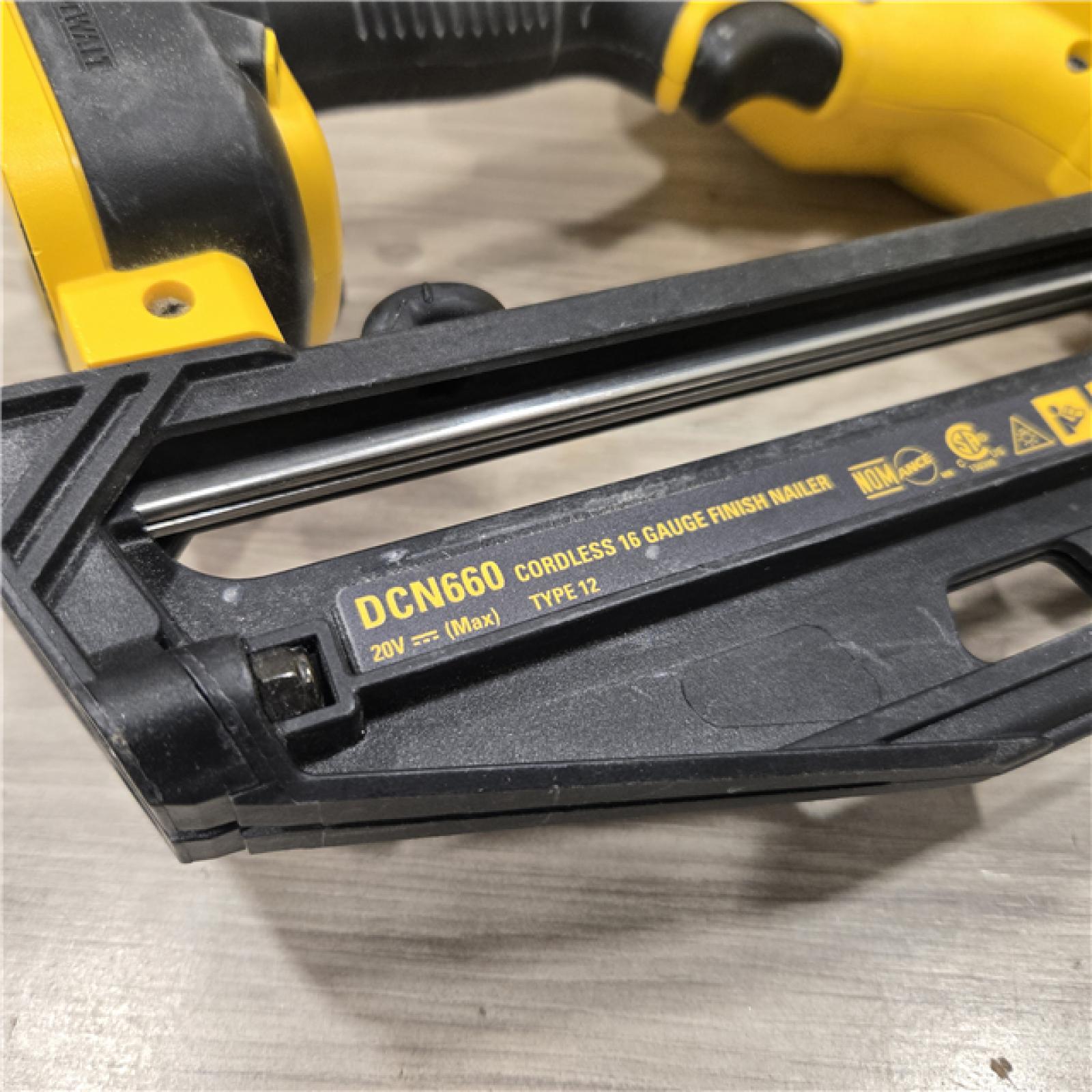 AS-IS DeWalt 20V 16 Gauge Cordless Angled Finish Nailer Kit