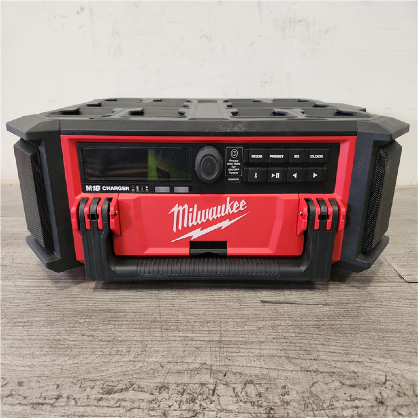 Phoenix Location Milwaukee M18 Lithium-Ion Cordless PACKOUT Radio/Speaker with Built-In Charger