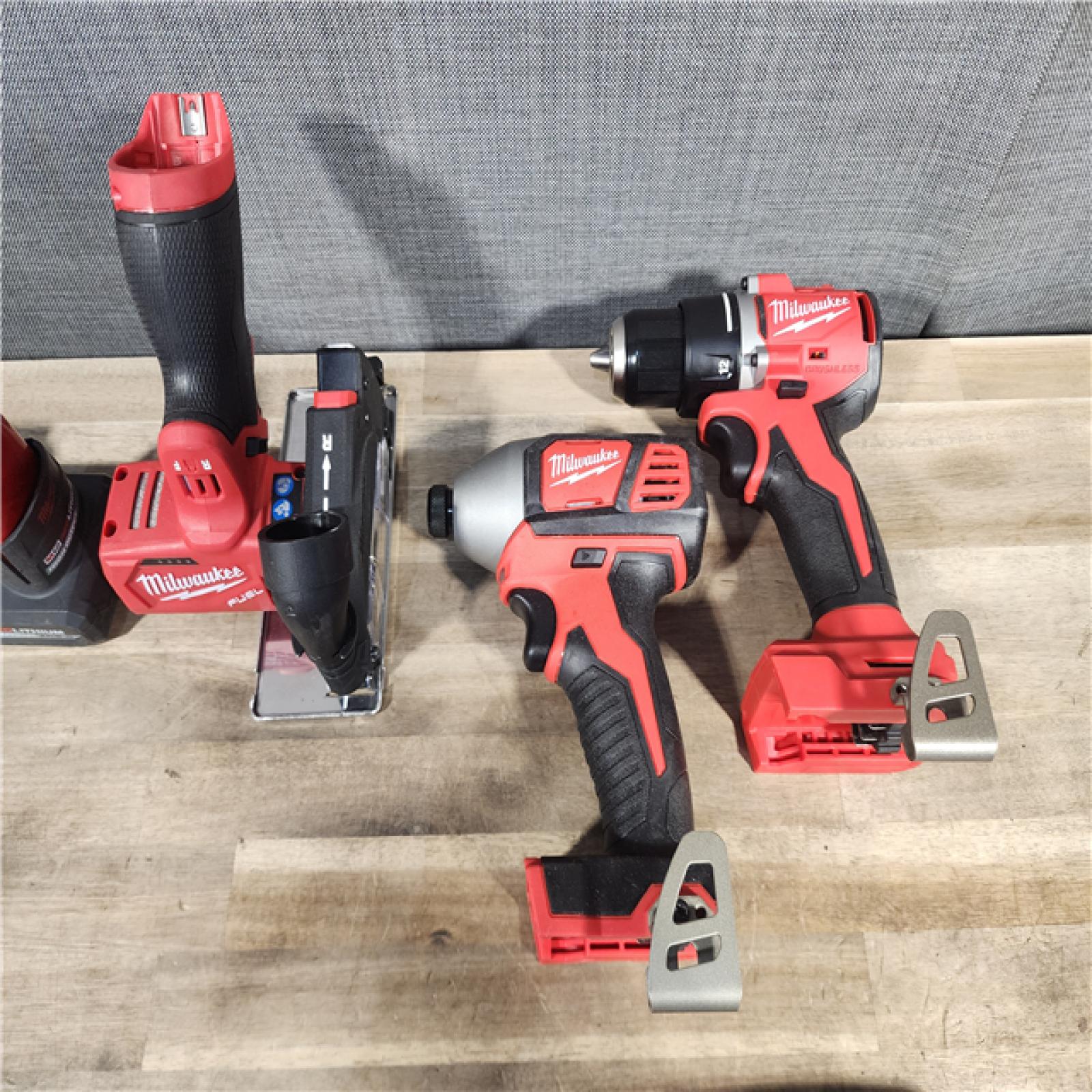 HOUSTON LOCATION - AS-IS MILWAUKEE 6 TOOL COMBO KIT W/ (2) BATTERY & CHARGER