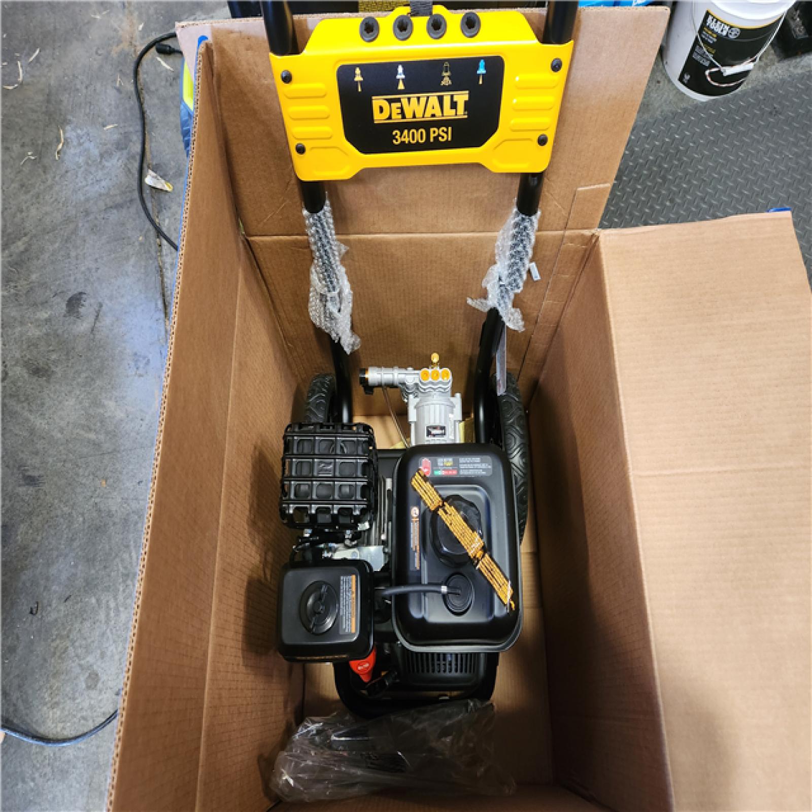 Phoenix NEW DEWALT 3400 PSI 2.5 GPM Gas Pressure Washer with Maintenance-Free Pump  Heavy-Duty Commercial Cold Water Power Washer
