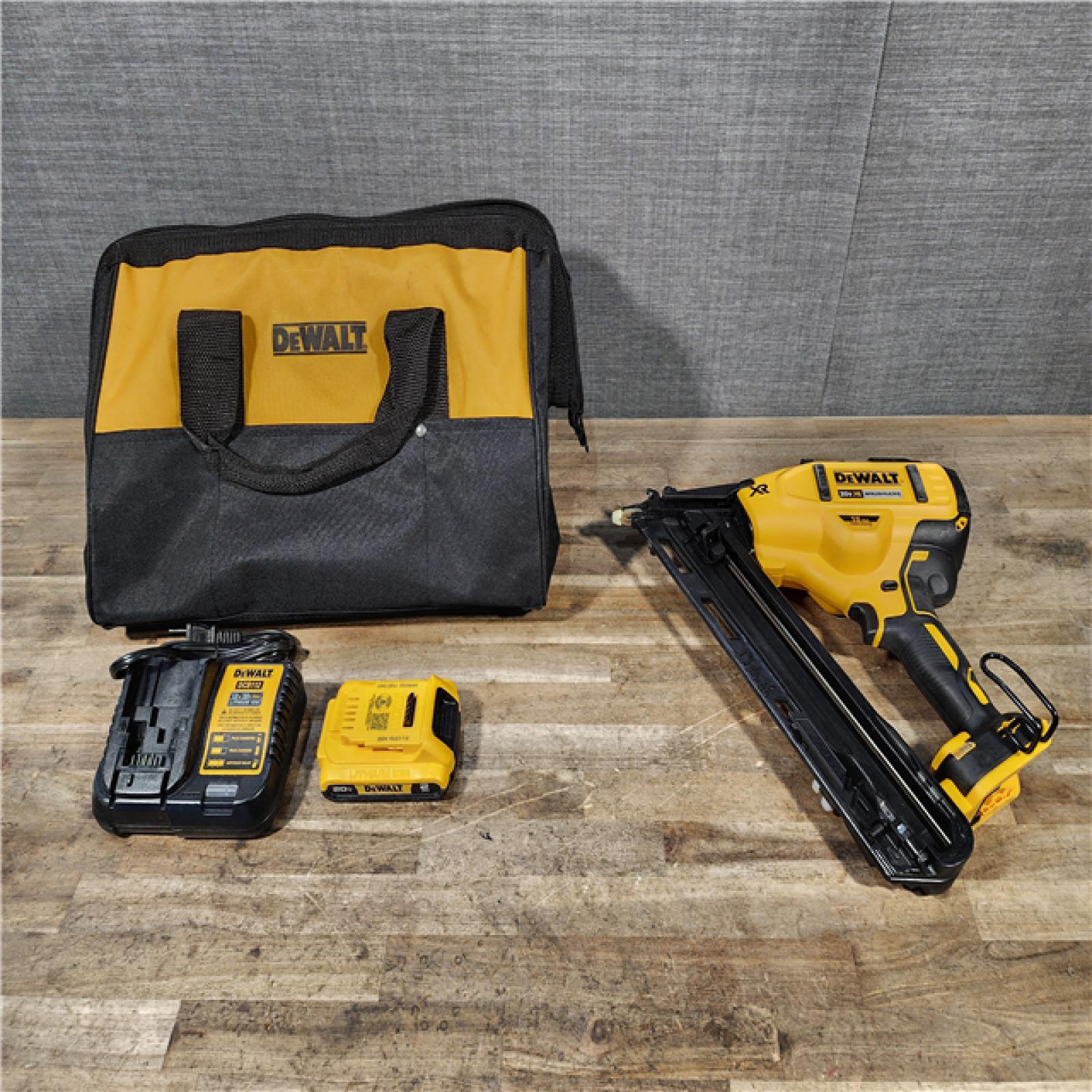HOUSTON LOCATION - AS-IS DeWalt 15 GA ANGLED FINISH NAILER KIT W/ BATTERY & CHARGER