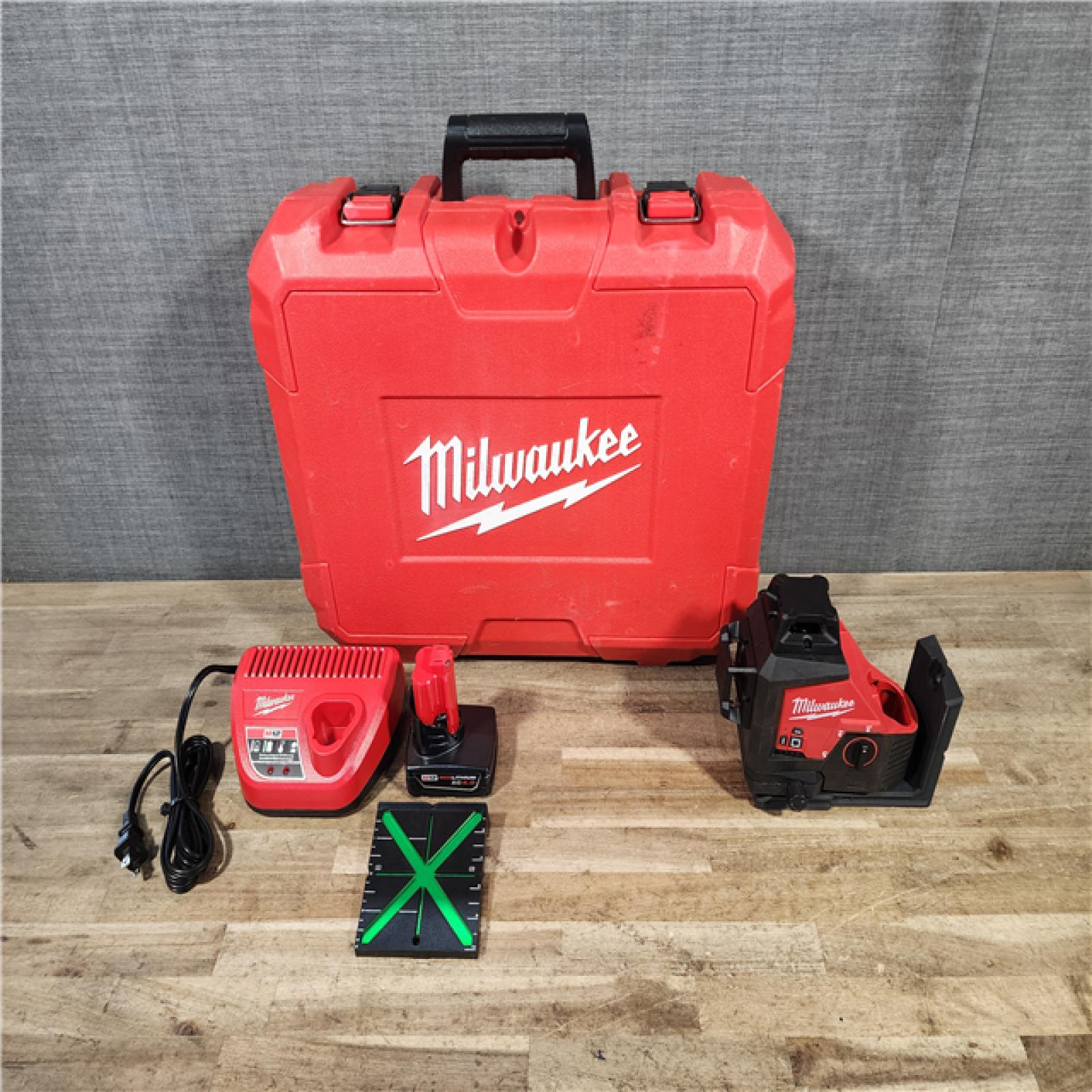 HOUSTON LOCATION - AS-IS Milwaukee  12-Volt Lithium-Ion Cordless Green 250 ft. 3-Plane Laser Level Kit