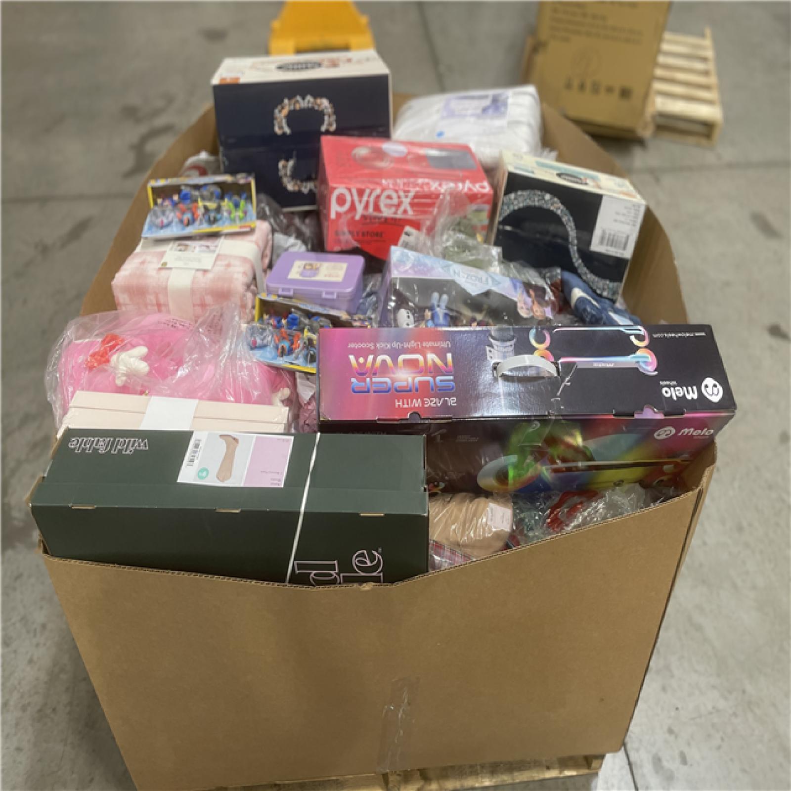 DALLAS LOCATION- NEW! BULLSEYE MIXED CLOTHING PALLET (300 UNITS)