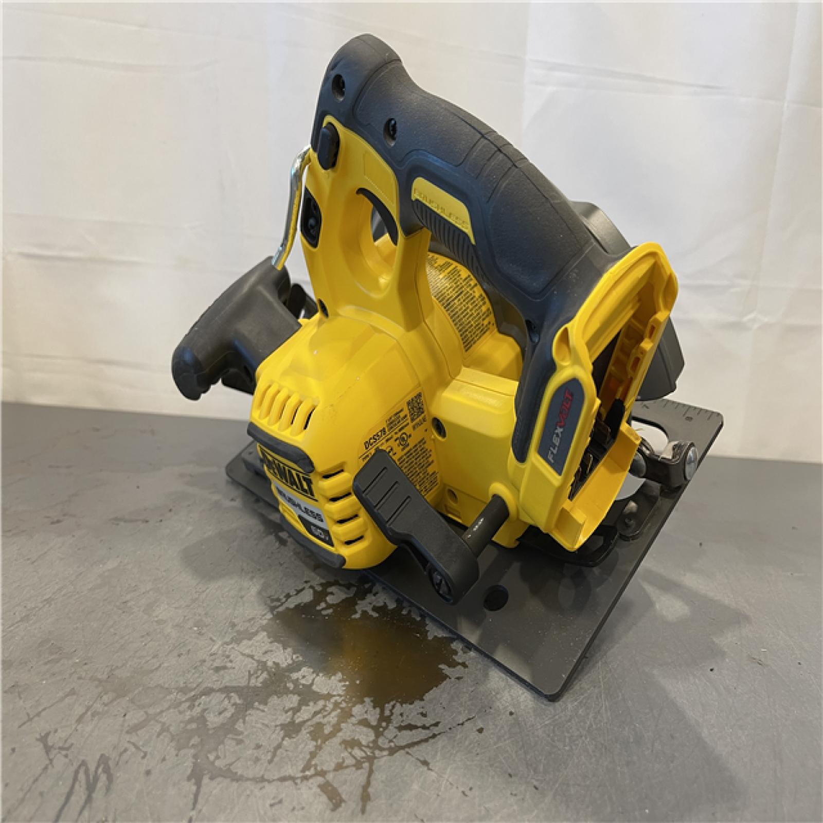 AS-IS - DeWalt FLEX VOLT 60V MAX Lithium-Ion Cordless Brushless 7-1/4 in. Circular Saw Kit