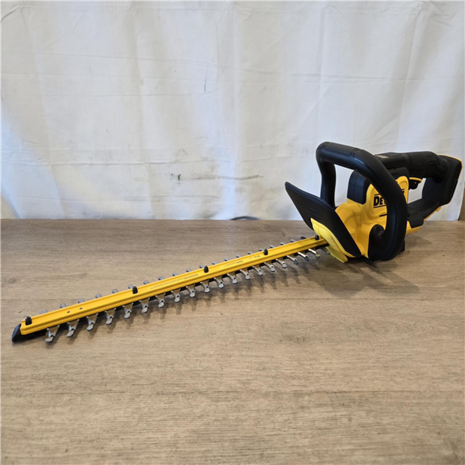 AS-IS DeWalt DCHT821P1 22 in. 20 V Battery Hedge Trimmer Kit