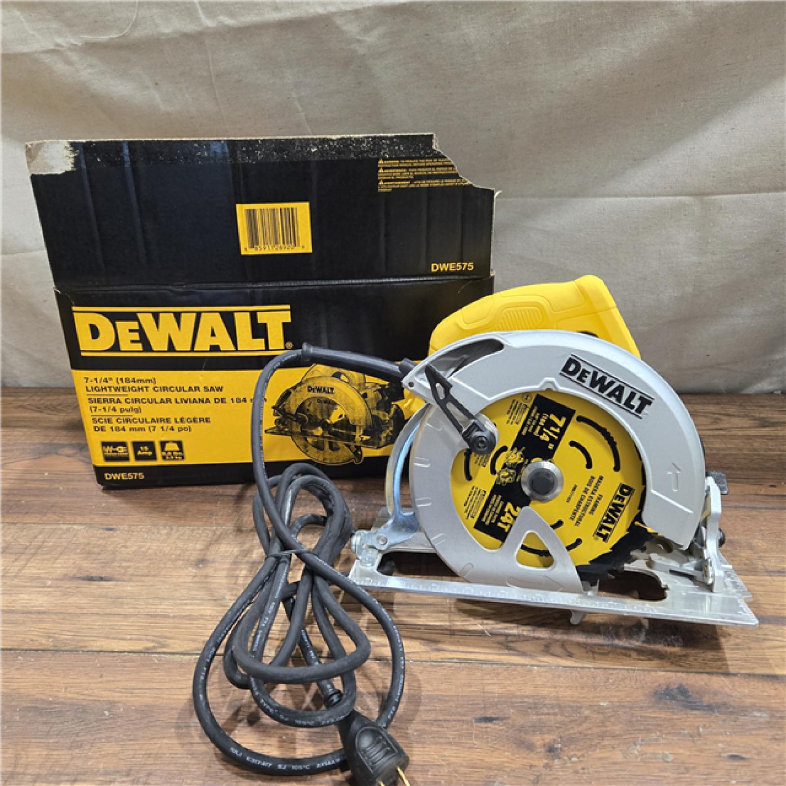 GOOD DeWalt 15 Amps 7-1/4 in. Corded Brushed Circular Saw Tool Only