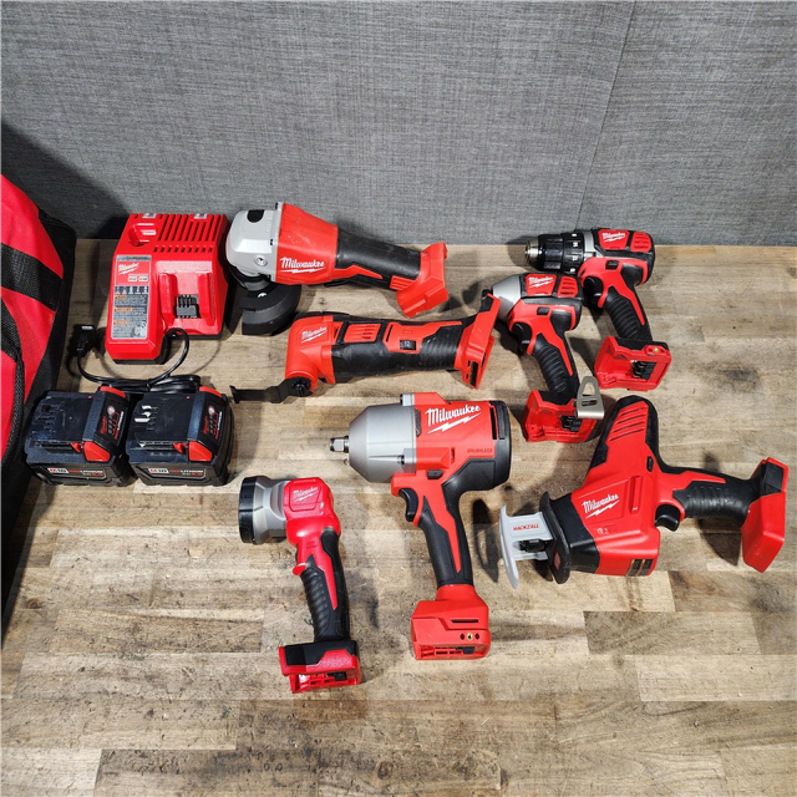 HOUSTON LOCATION - AS-IS MILWAUKEE 7 TOOL COMBO KIT W/ (2) BATTERY & CHARGER