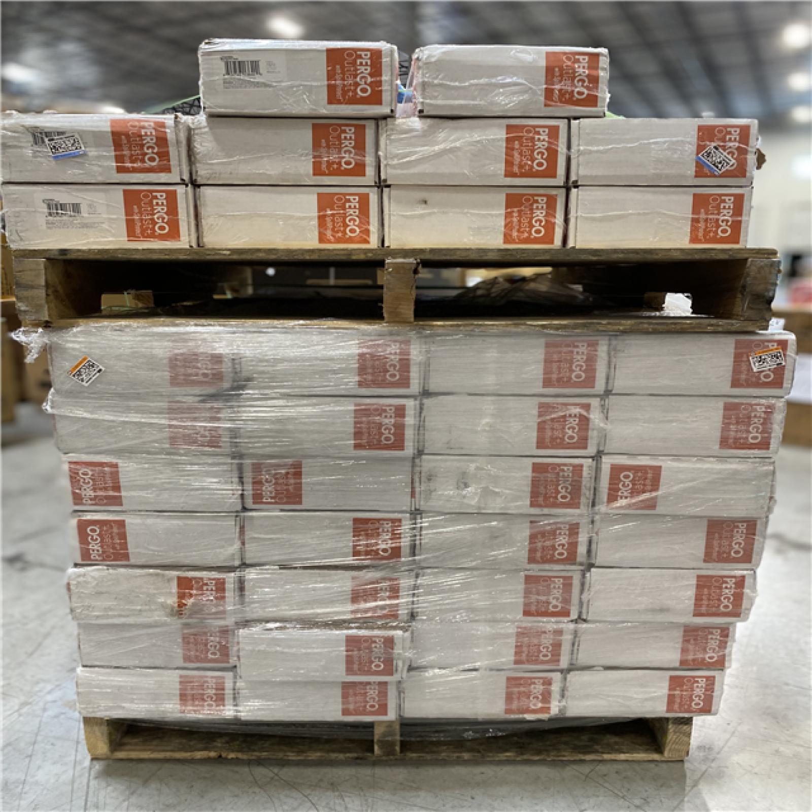 DALLAS LOCATION - Pergo Outlast+ Marigold Oak 12 mm T x 7.4 in. W Waterproof Laminate Wood Flooring (19.6 sqft/case) PALLET (38) UNITS