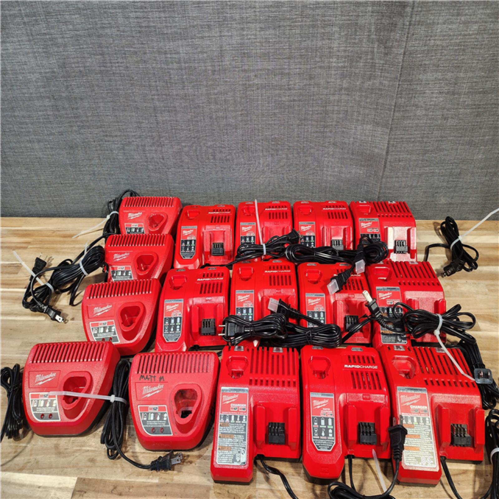 HOUSTON LOCATION - AS-IS MILWAUKEE BATTERY CHARGER PACK QTY - 16