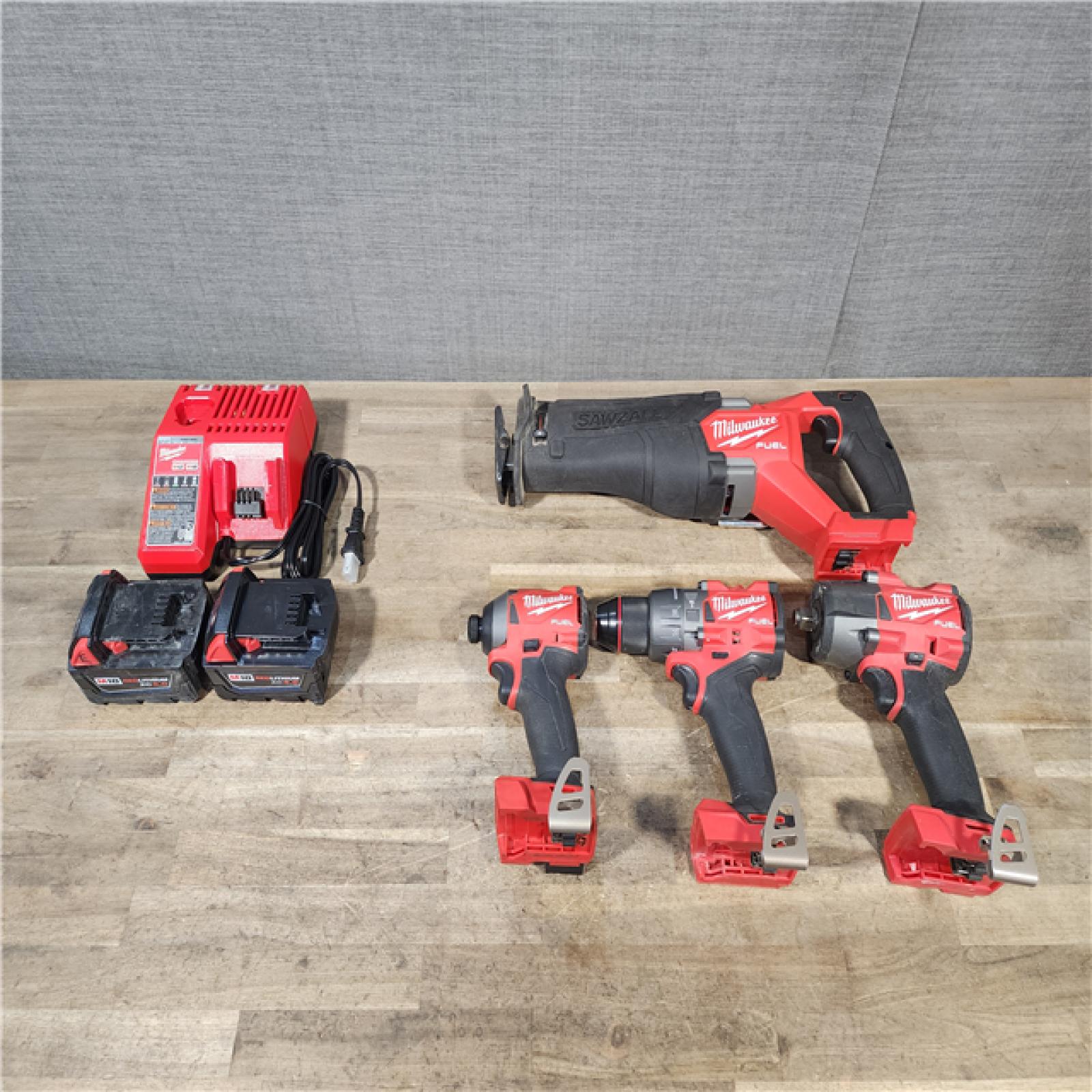 HOUSTON LOCATION - AS-IS MILWAUKEE 4 TOOL COMBO KIT W/ (2) BATTERY & CHARGER